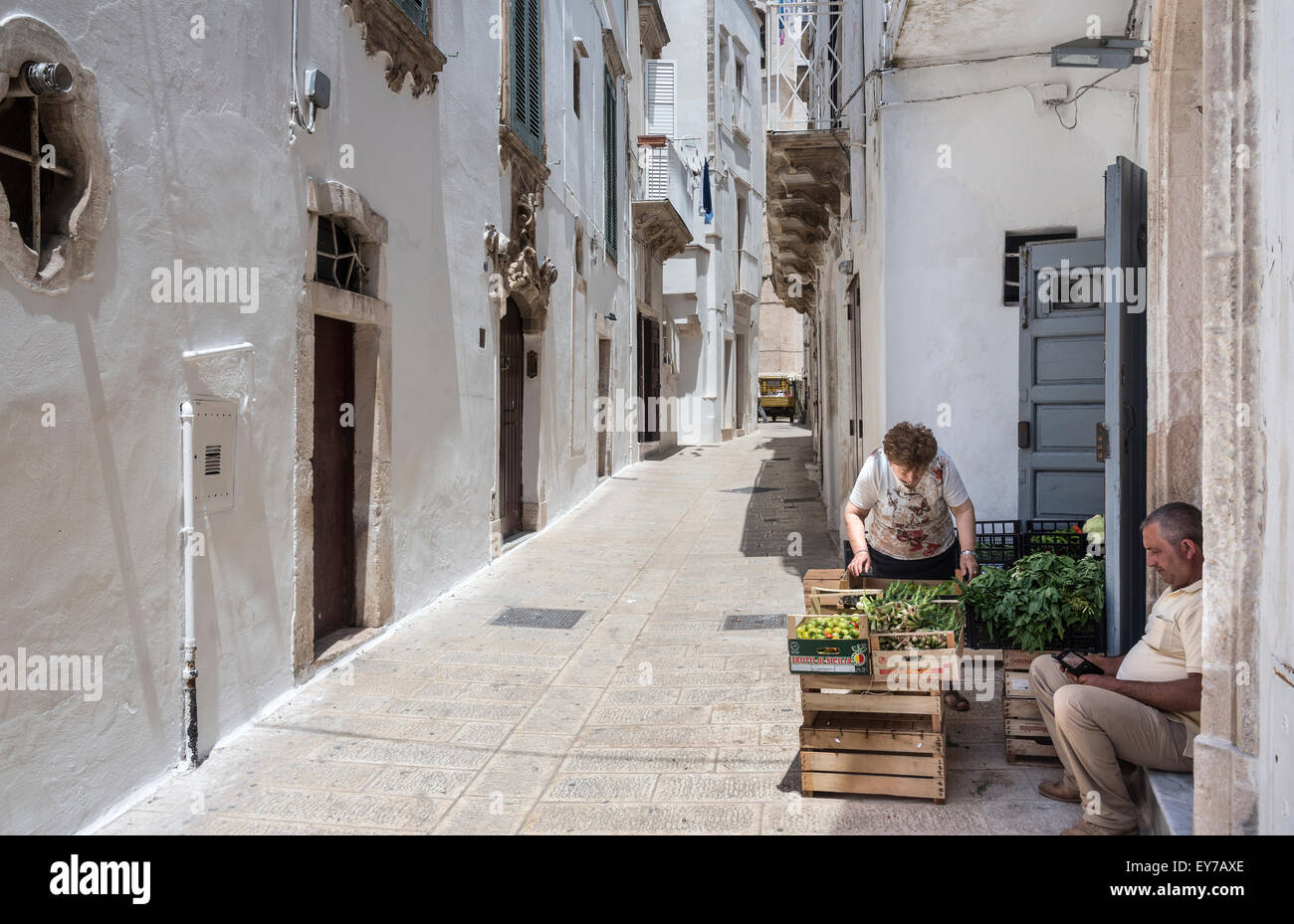 Gemüse-Stall in den barocken Seitenstraßen von Martina Franca, in das Itria-Tal, Apulien, Italien. Stockfoto