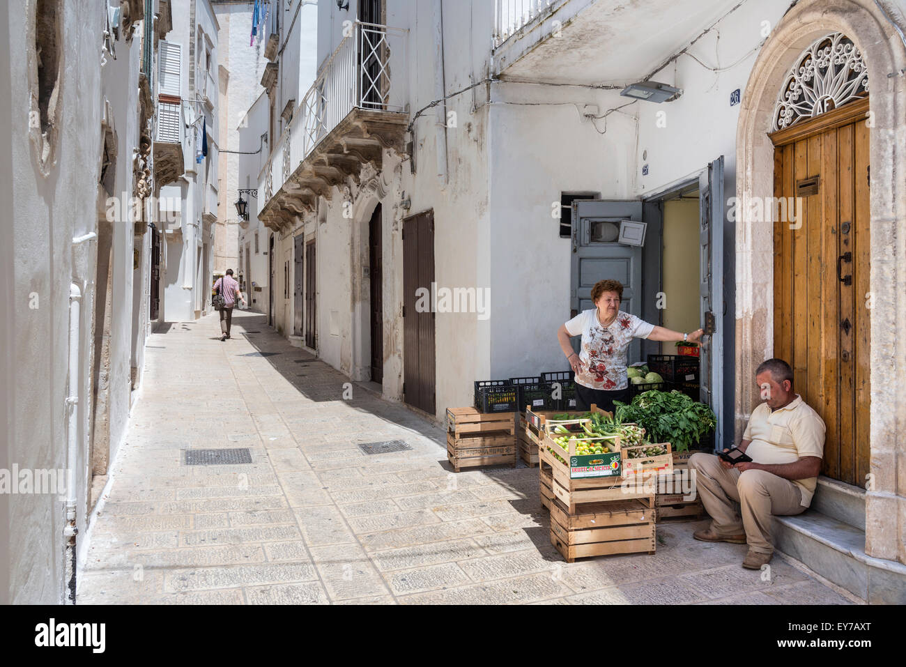 Gemüse-Stall in den barocken Seitenstraßen von Martina Franca, in das Itria-Tal, Apulien, Italien. Stockfoto