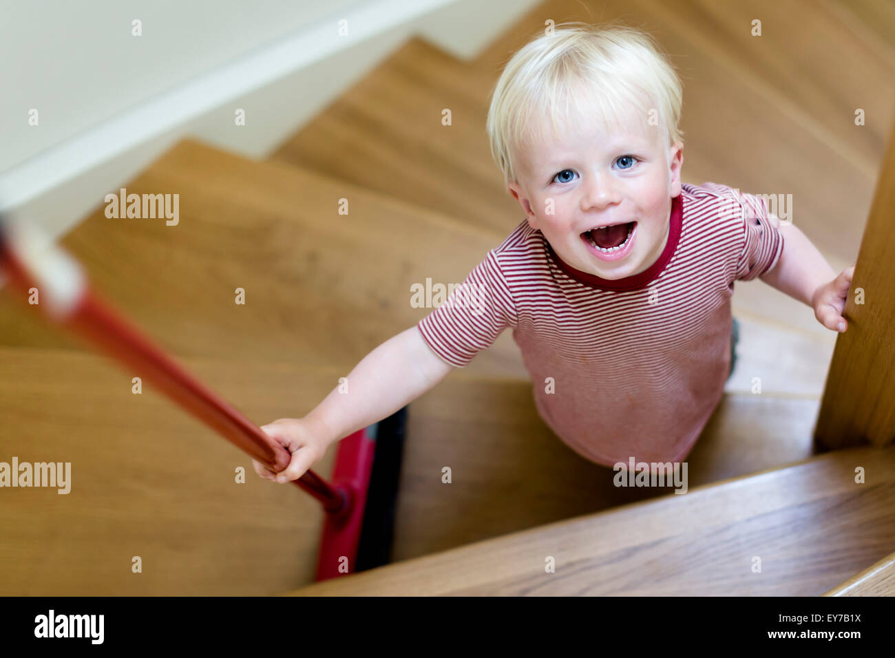 Junge, 2 Jahre, eine Treppe mit einem Besen fegen. Stockfoto