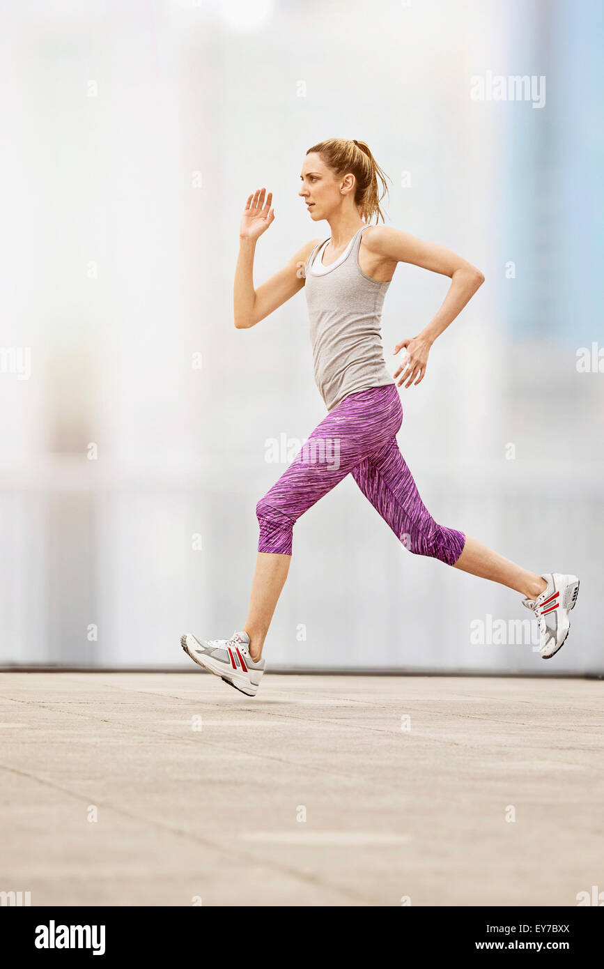 Mitte erwachsenen Frau läuft Stockfoto
