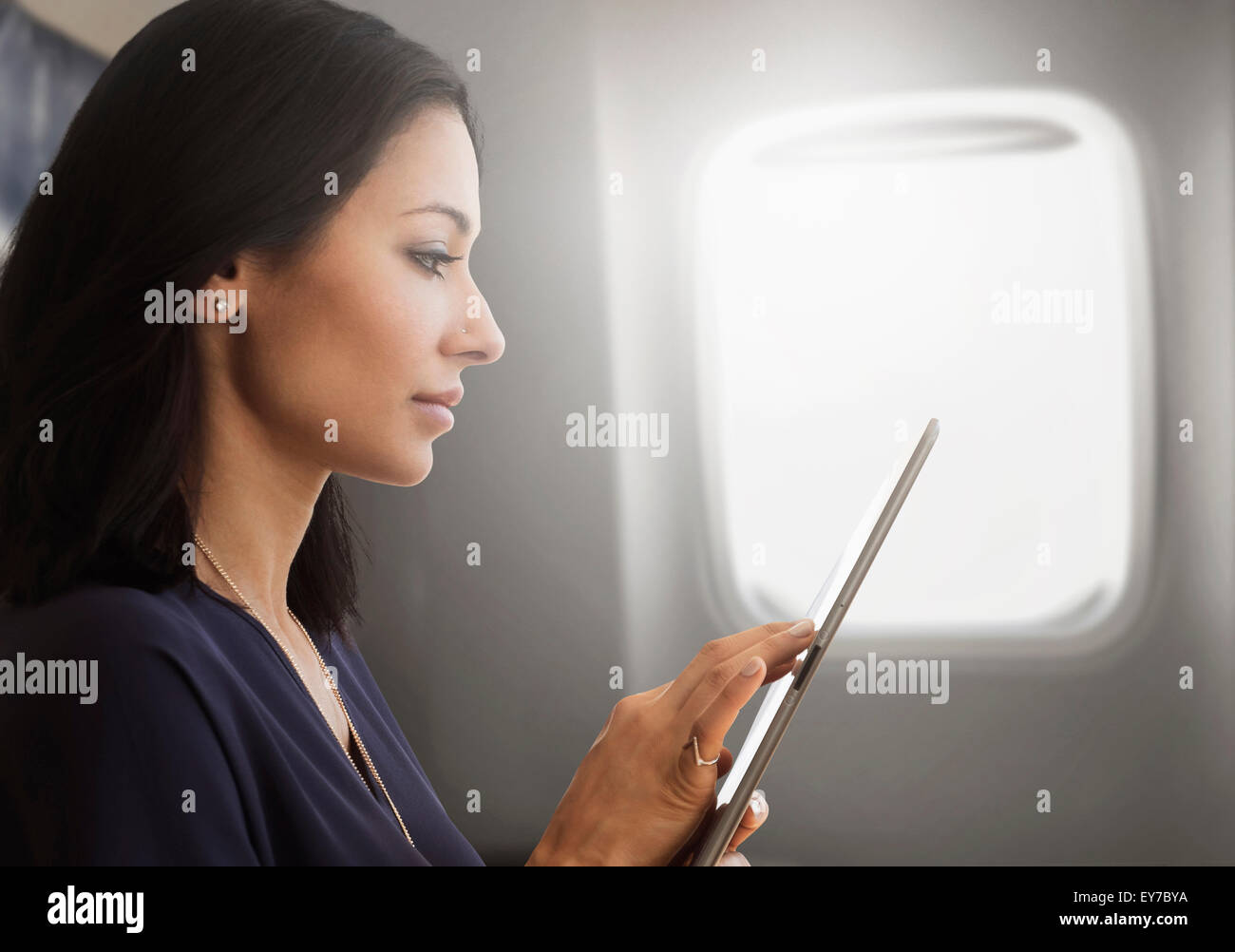 Junge Frau mit Tablet auf Ebene Stockfoto