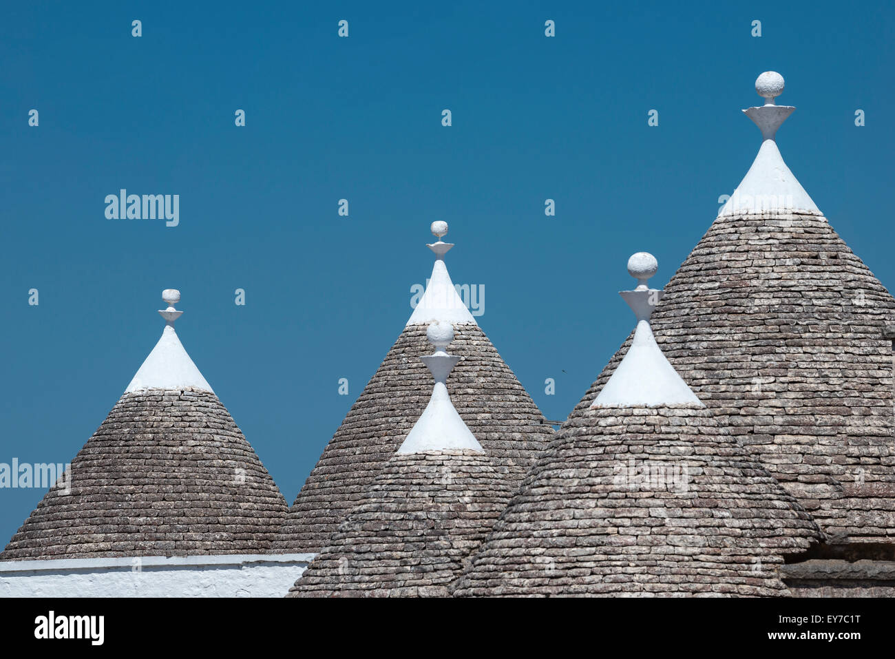 Die typische konische Steindächern Trulli Häuser zwischen Locorotondo und Alberobello, Apulien, Italien. Stockfoto