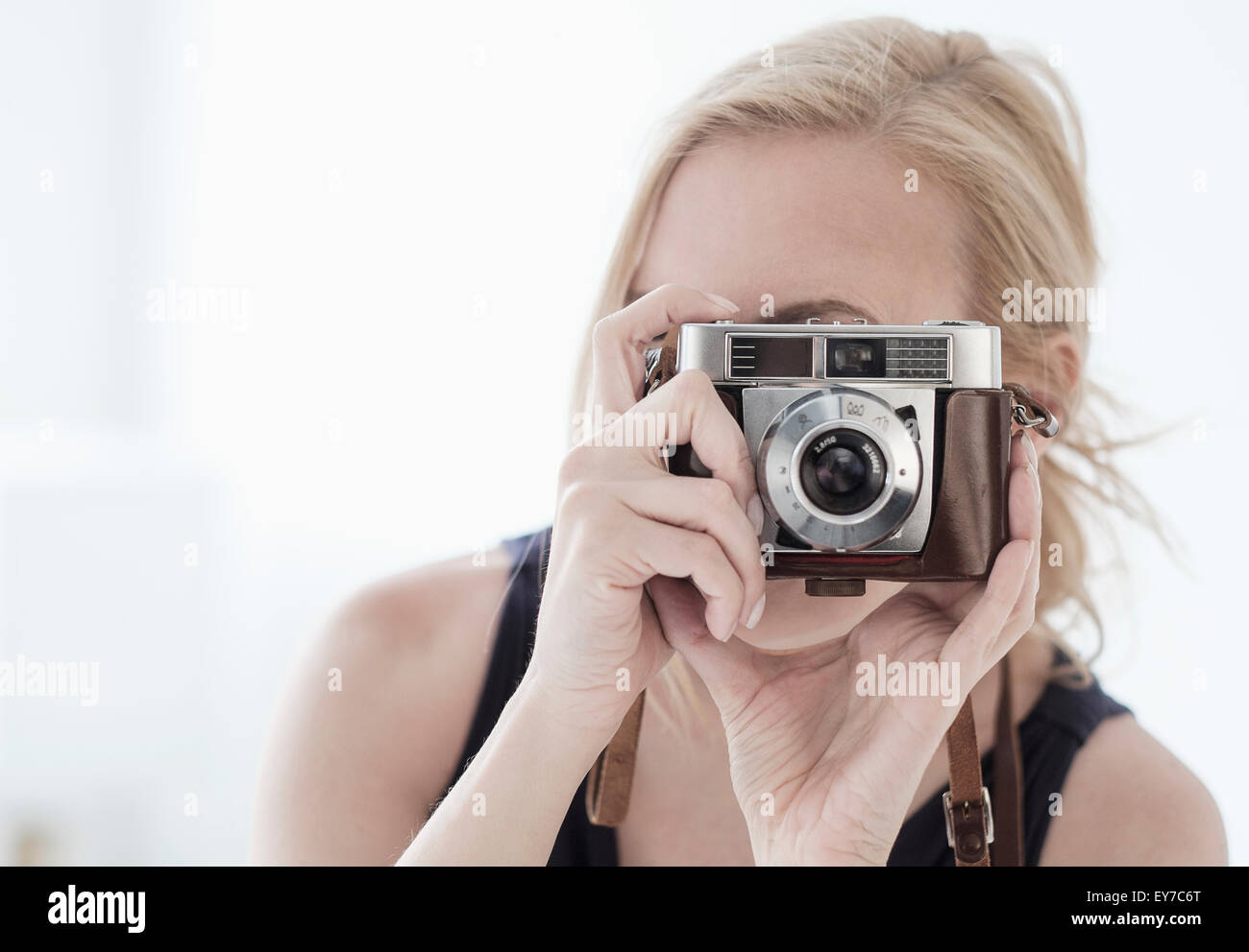 Frau nehmen Foto mit Digitalkamera Stockfoto