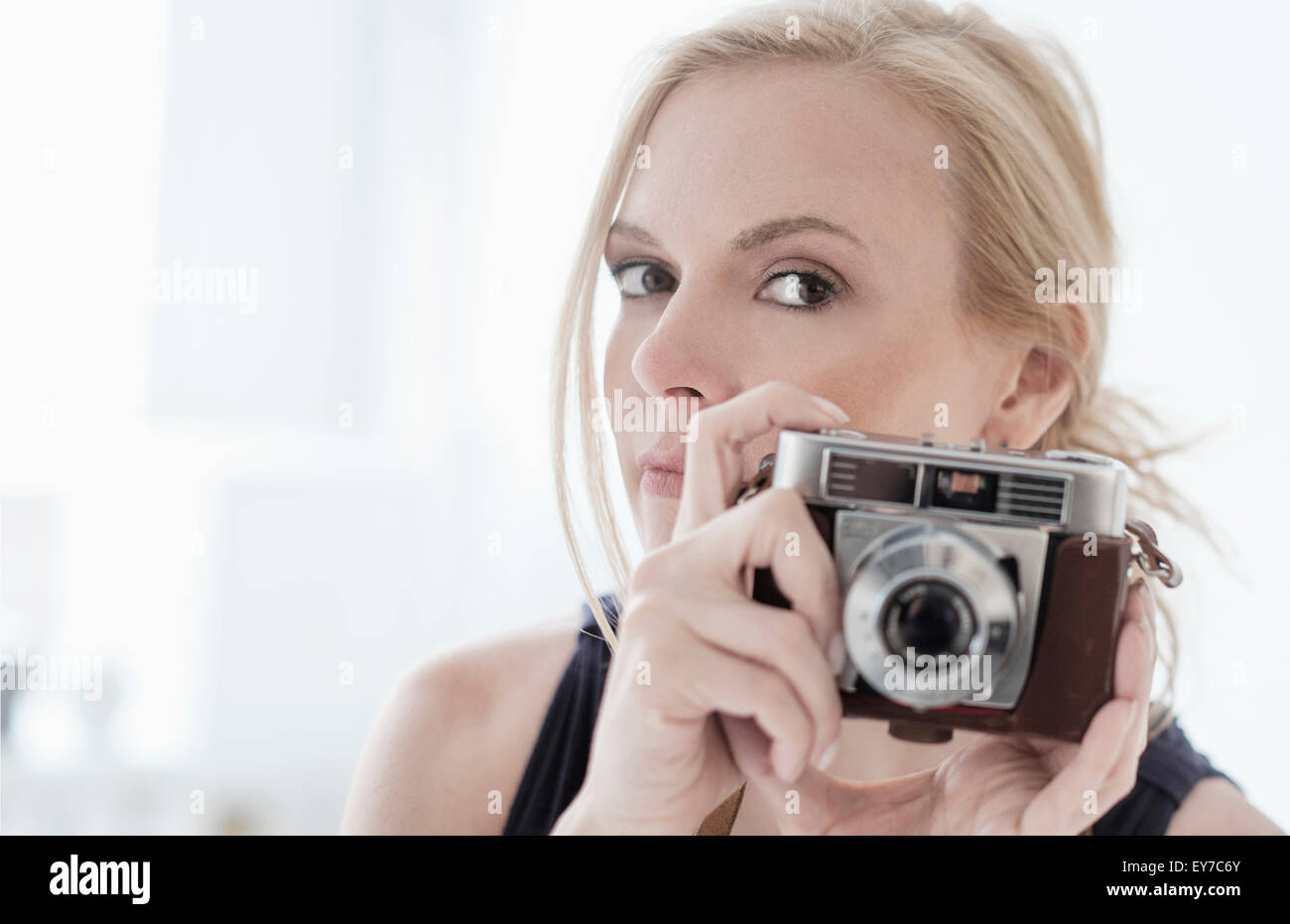 Frau Holding Digitalkamera Stockfoto