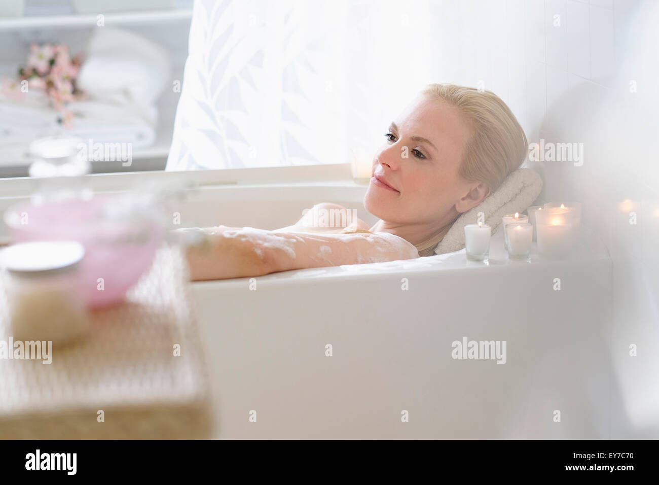 Frau zum Entspannen in Bad Stockfoto