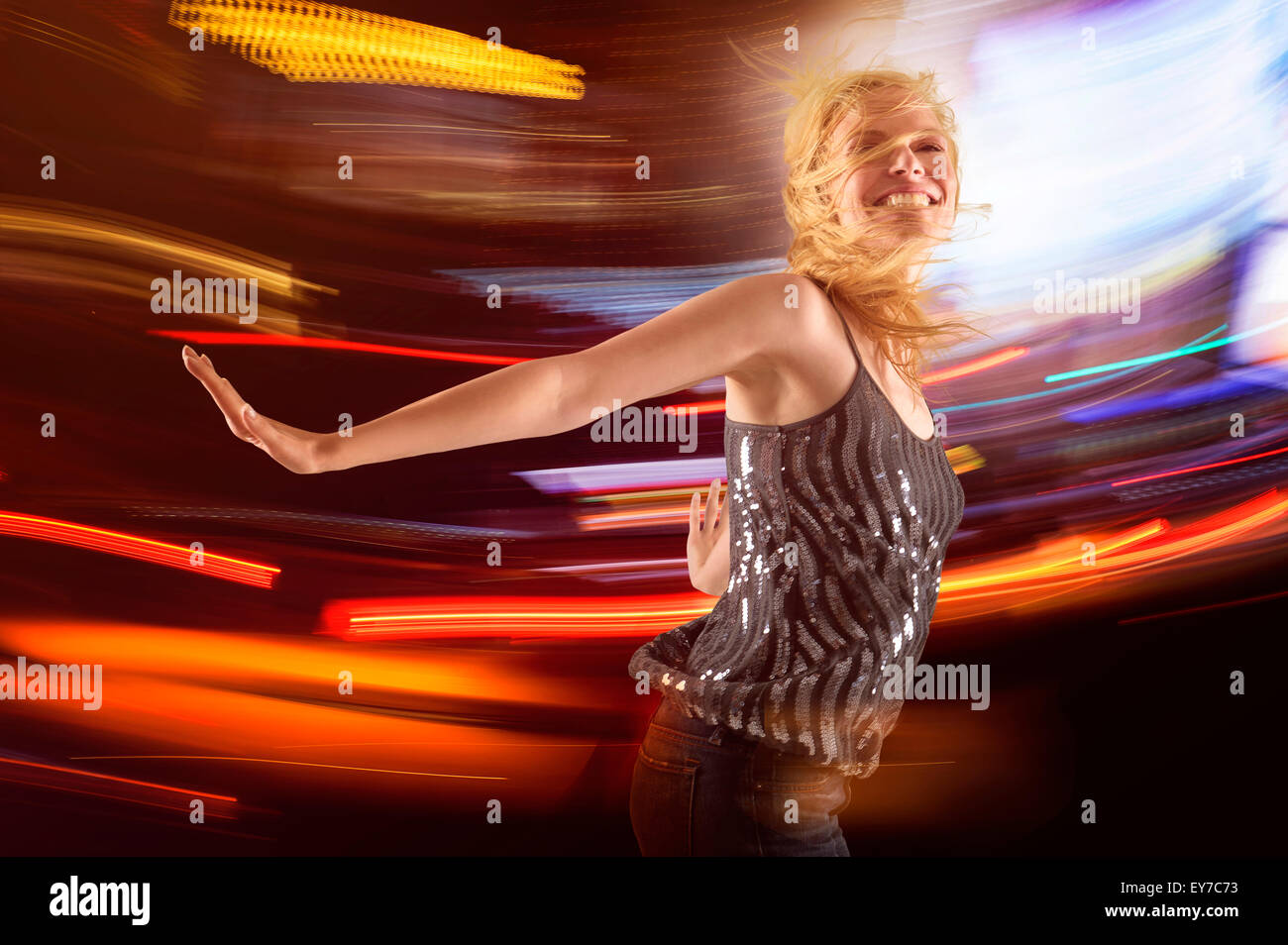 Frau tanzt im club Stockfoto