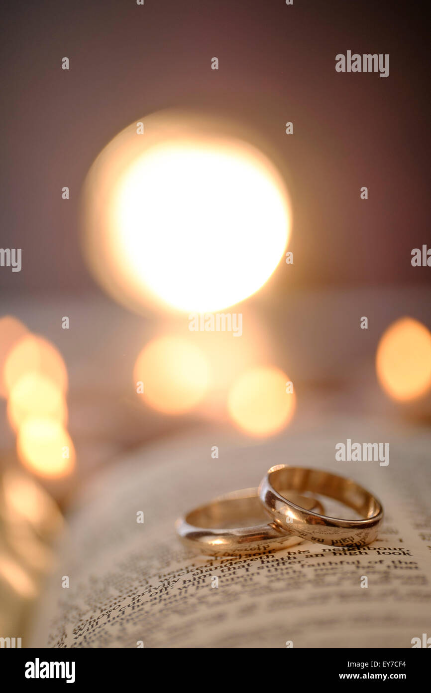 Trauringe in aufgeschlagene Bibel Stockfoto