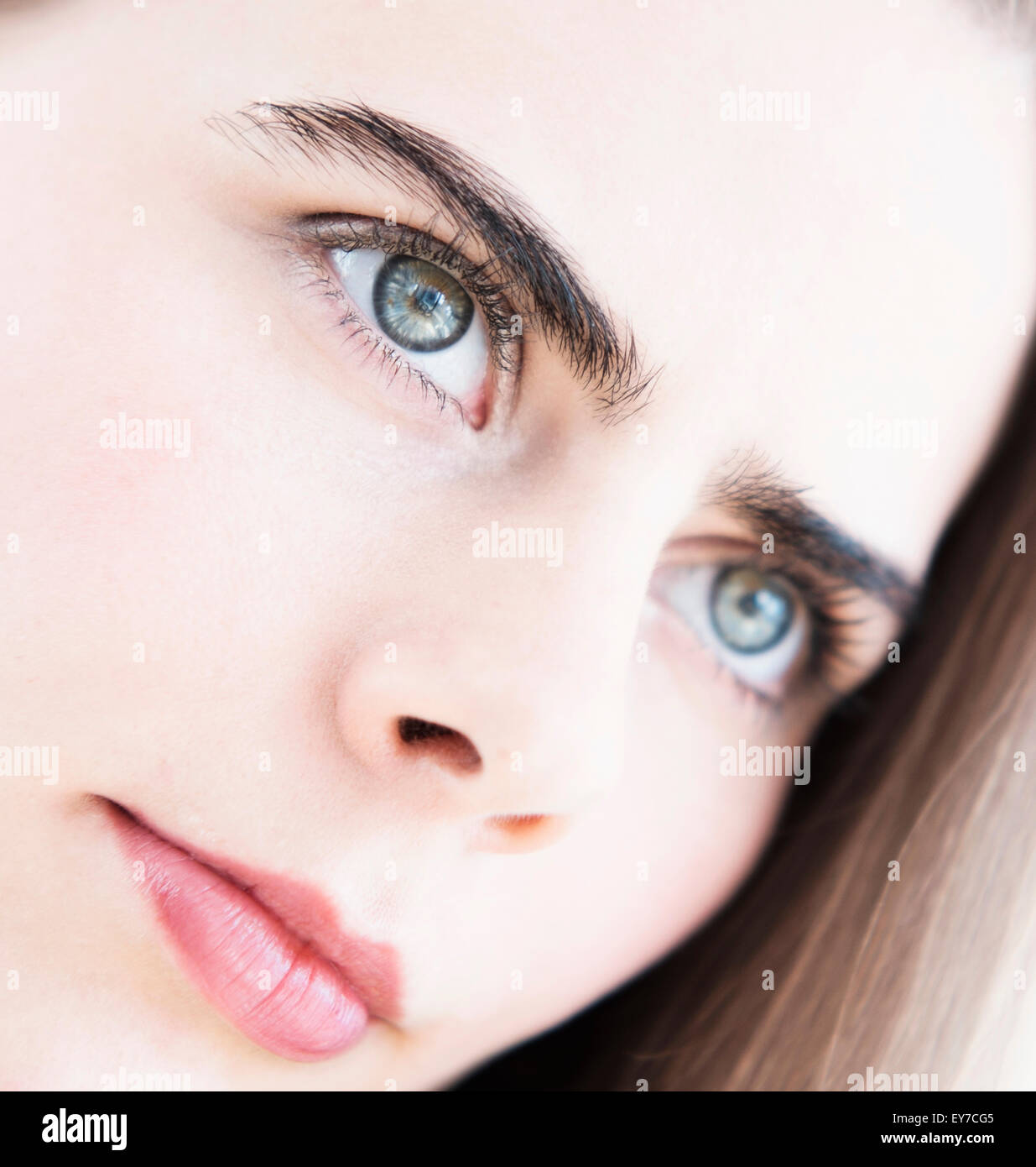 Porträt der jungen Frau mit blauen Augen Stockfoto