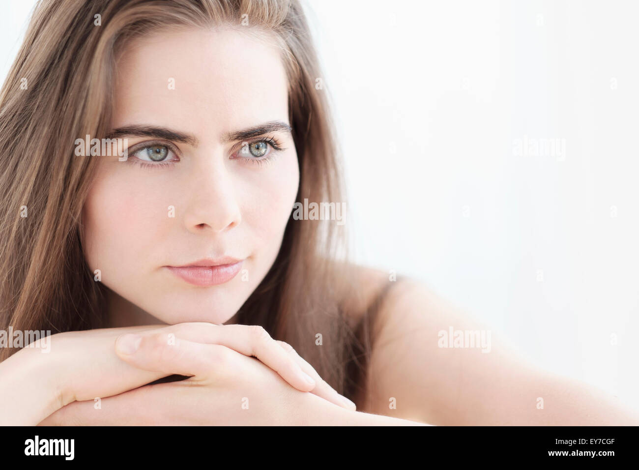 Porträt der jungen Frau mit blauen Augen Stockfoto