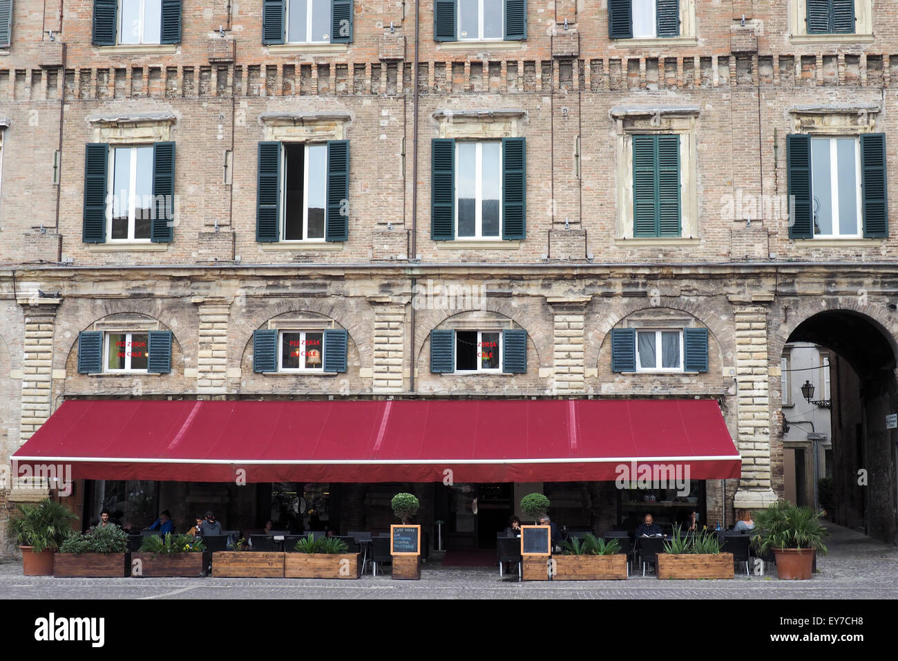 Große rote Markise über ein Restaurant, in einer Piazza. Stockfoto