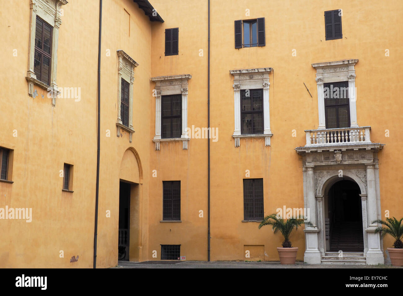 Reich verzierte Marmor Tür und Fenster umgibt in einem gelben ummauerten Innenhof. Stockfoto