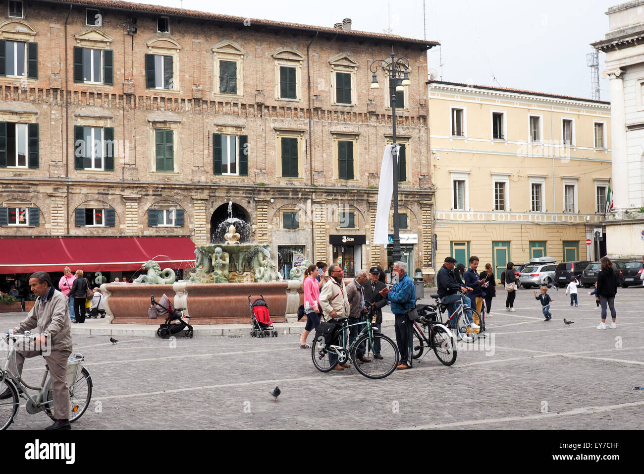 Radfahrer und Fußgänger auf der Piazza del Popolo, Pesaro. Stockfoto
