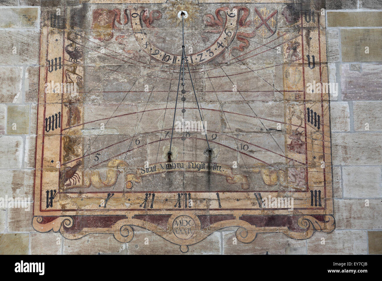 Sonnenuhr auf St Vitus's Basilica of Ellwangen Abbey in Ellwangen ein der Jagst, Deutschland. Die Sundail wurde für die Zeitmessung genutzt. Stockfoto