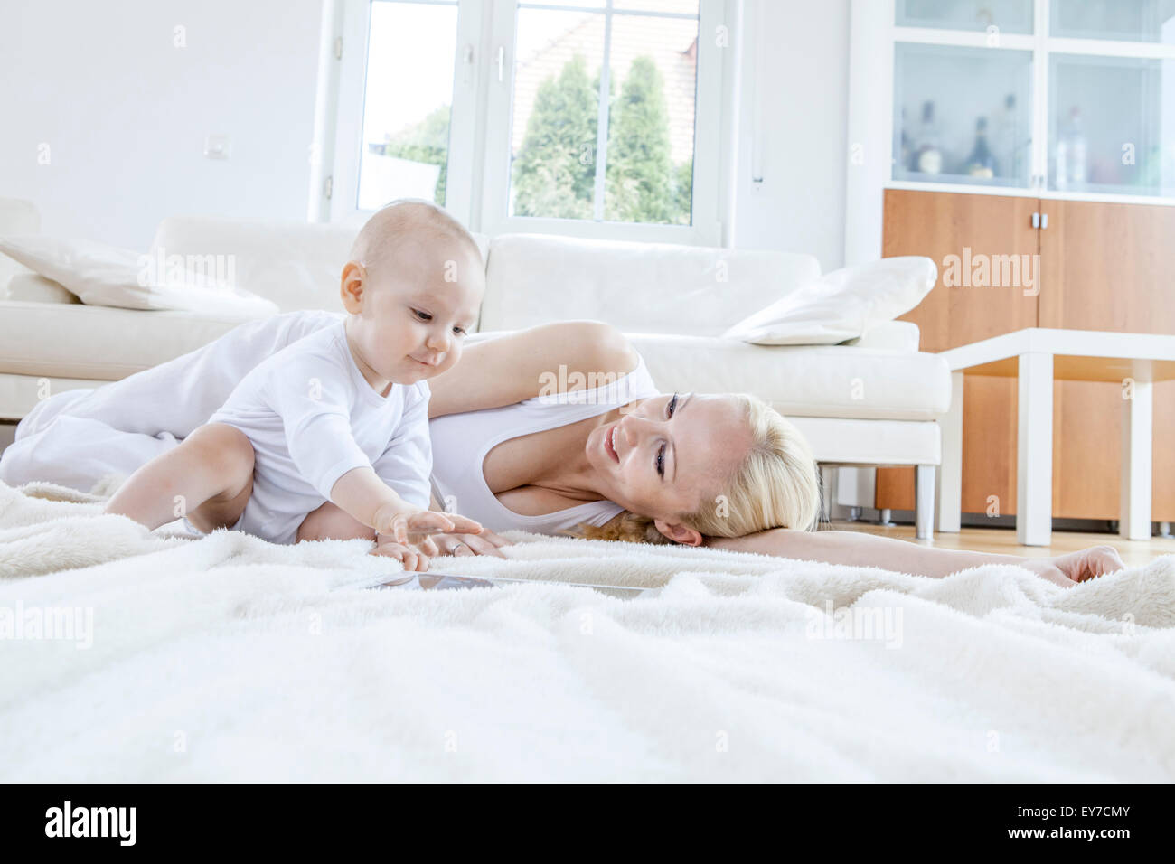 Mutter und Baby spielen zusammen Stockfoto
