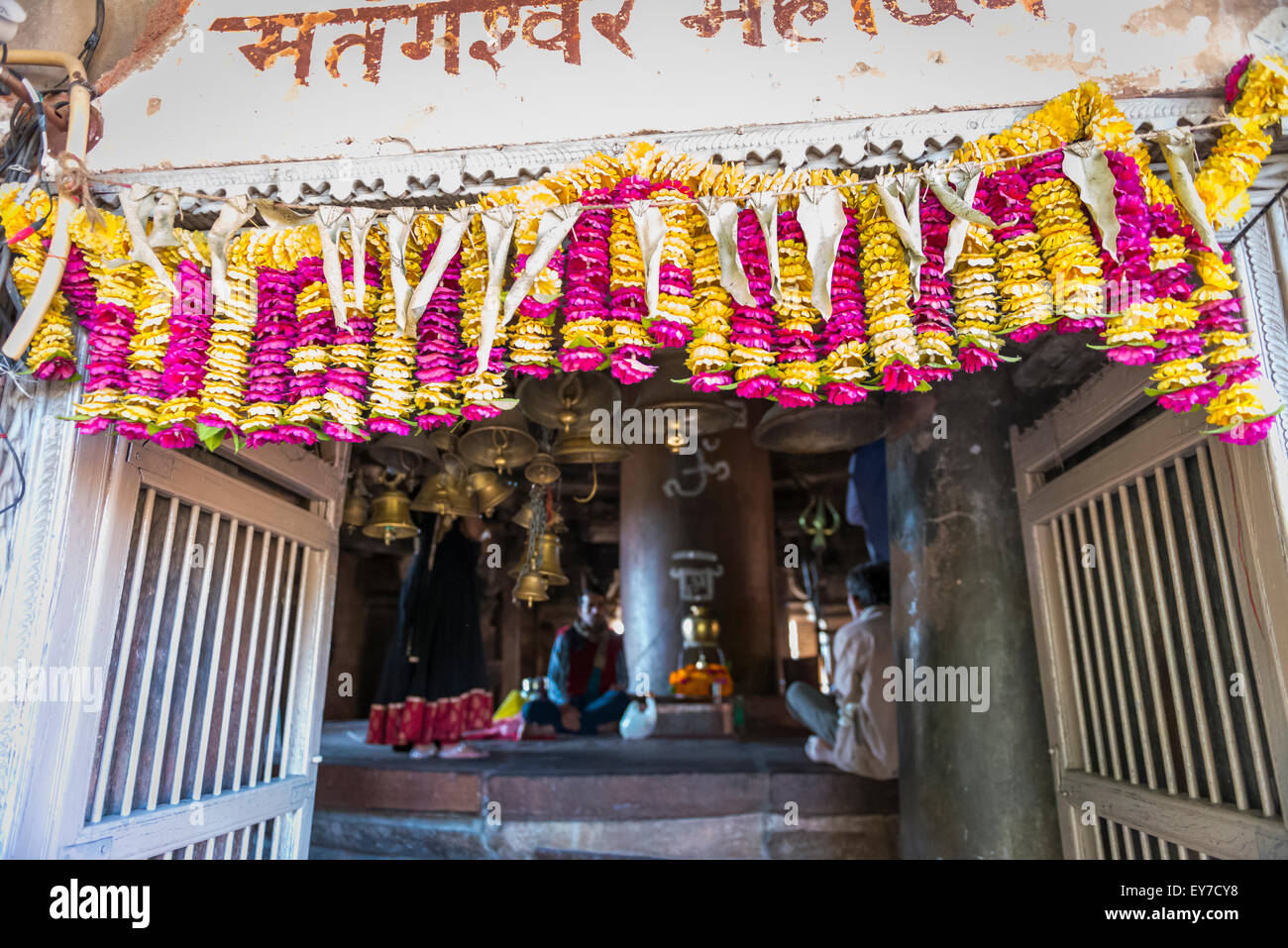 Eingang zum Allerheiligsten von einem Hindu-Tempel in Khajuraho, Madhya Pradesh, Indien Stockfoto