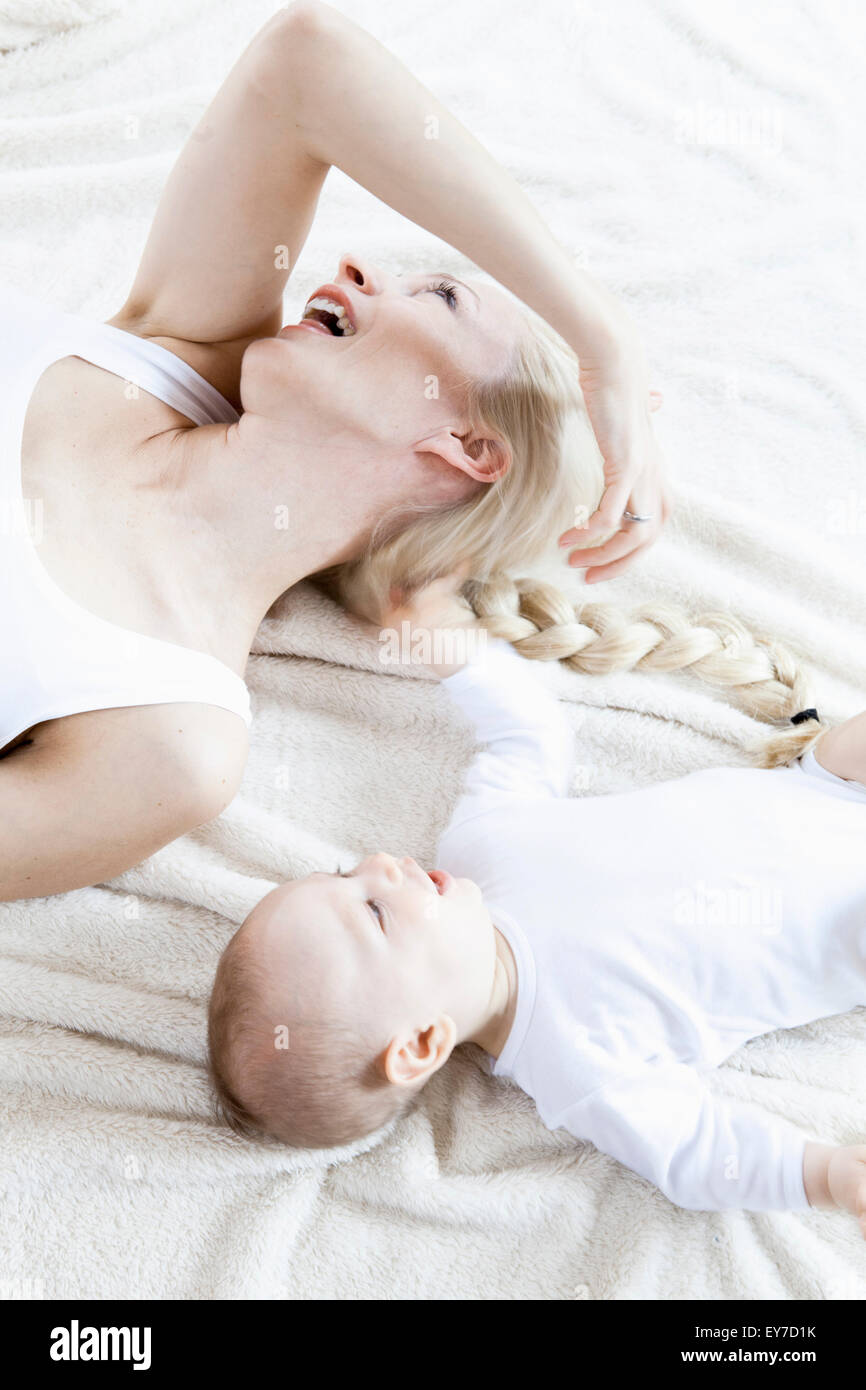 Mutter und Baby entspannend auf Decke Stockfoto