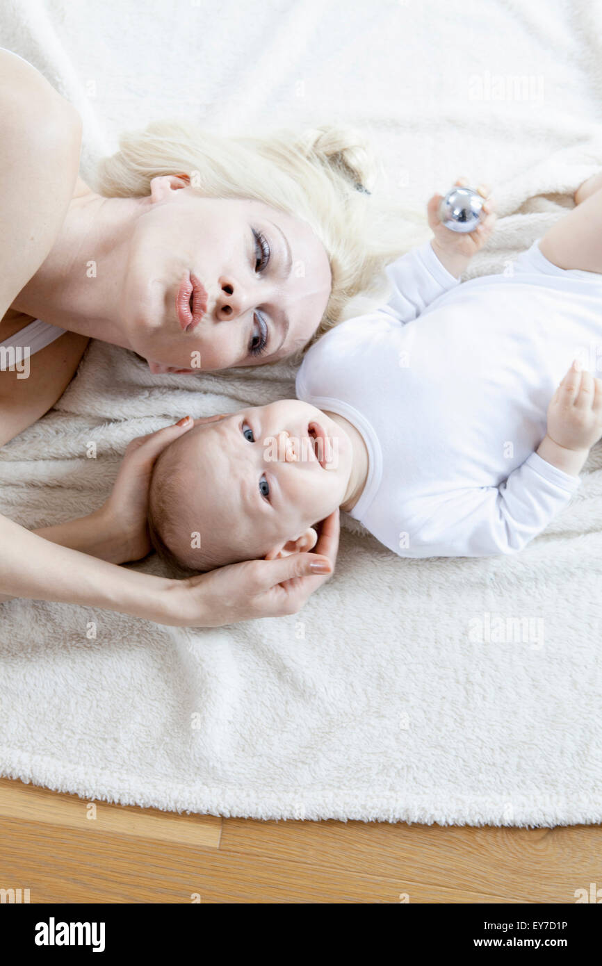 Mutter und Baby liegend auf Decke Stockfoto
