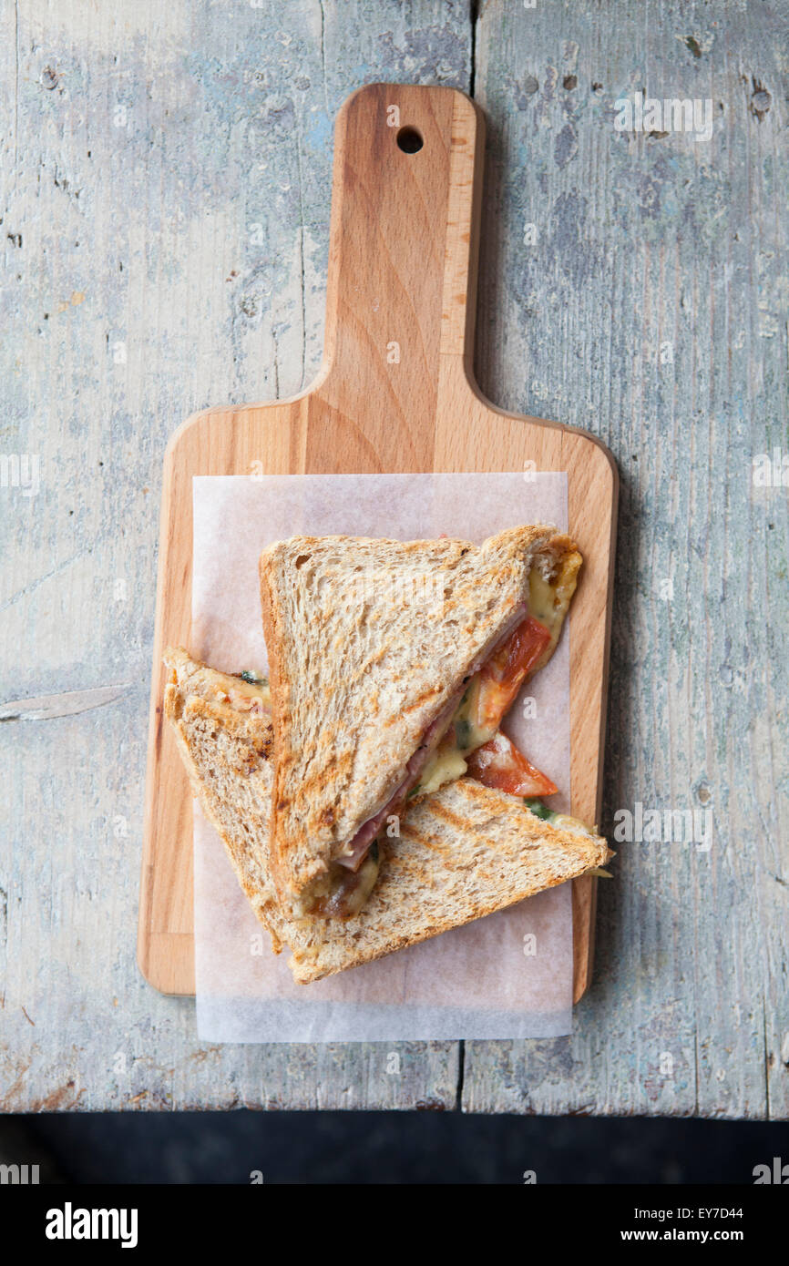 Sandwich auf Holzbrett Stockfoto