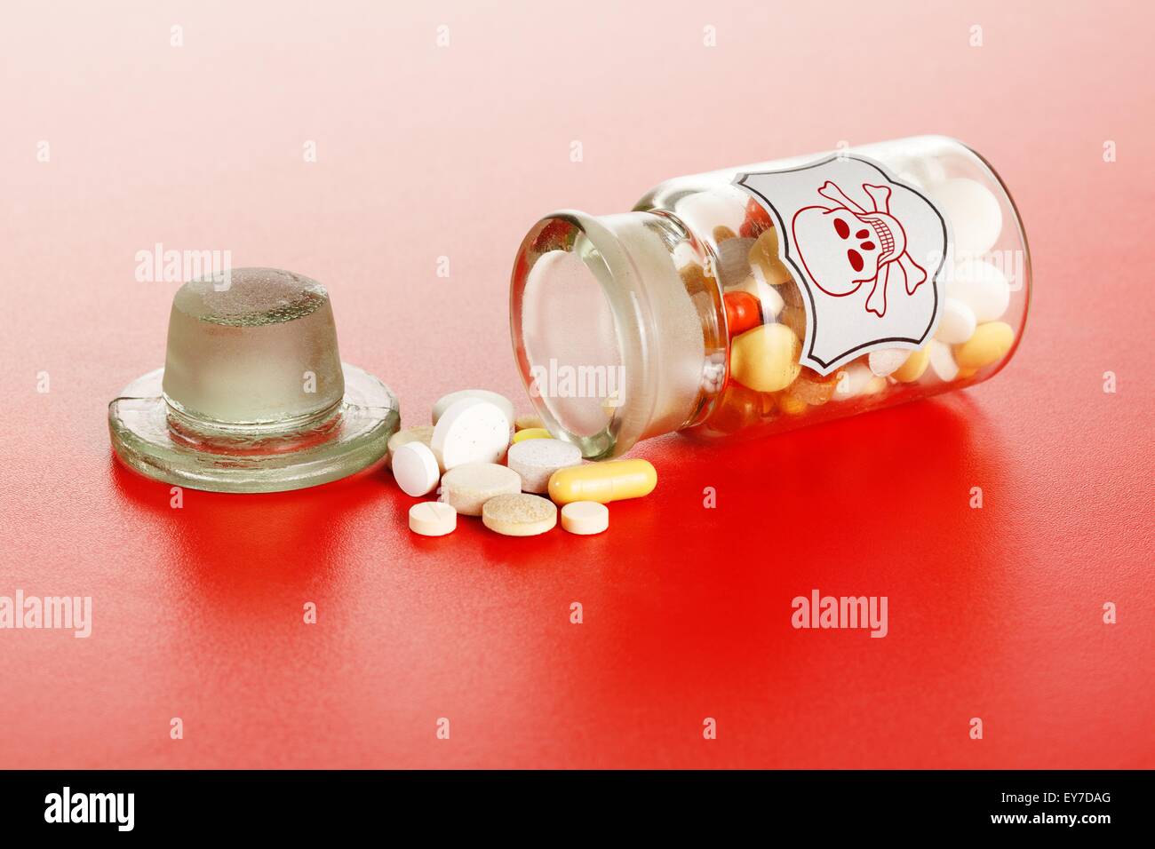 Giftige chemische Pillen verschüttet aus Jahrgang mit der Bezeichnung chemische Flasche mit Totenkopf Stockfoto