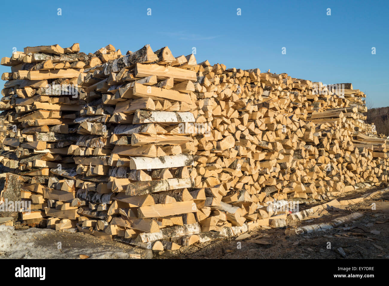 Gespitzten Brennholz im Stapel der Protokolle auf blauen Hintergrund Himmel gebaut Stockfoto