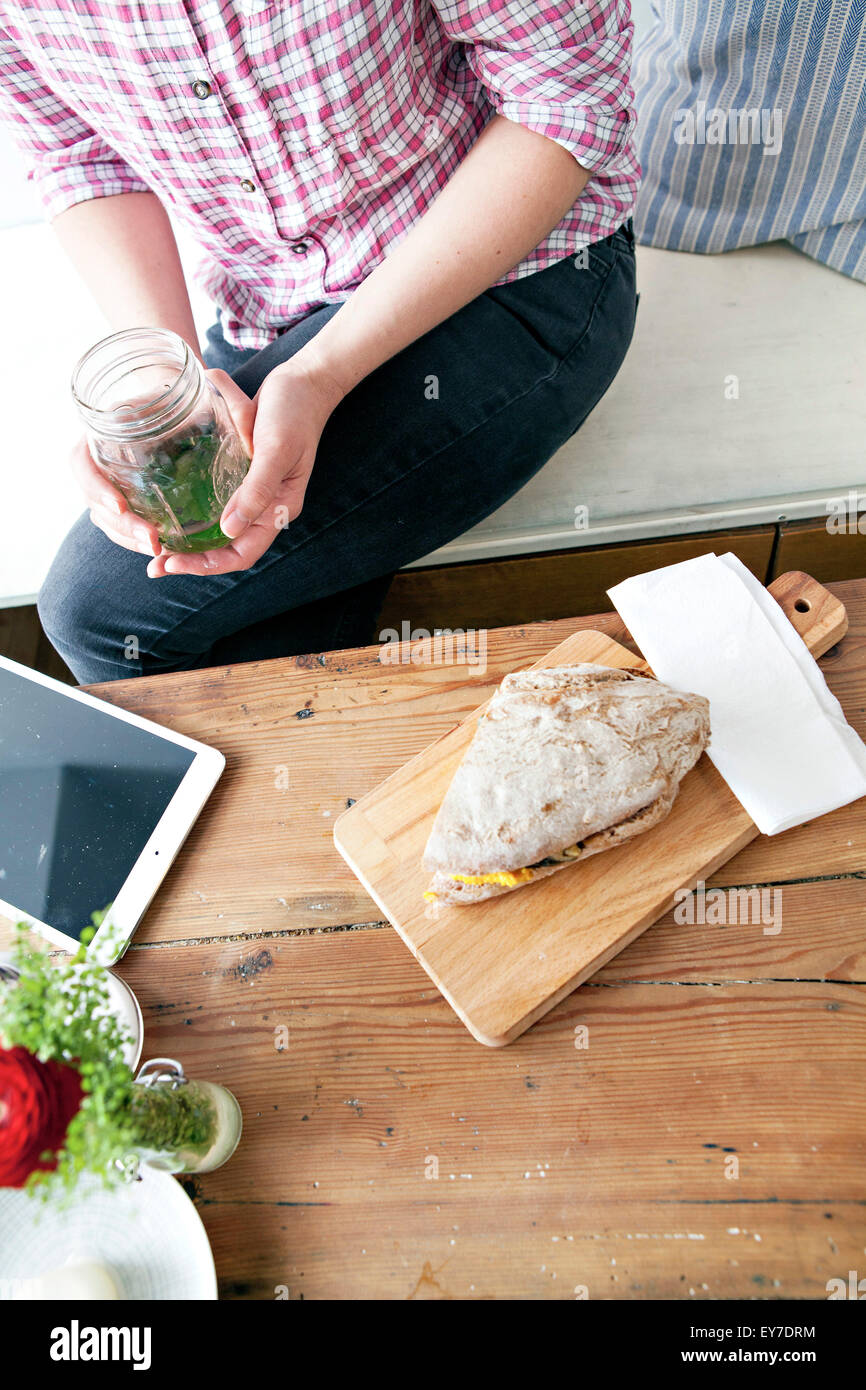 Gast einen Sandwich im café Stockfoto