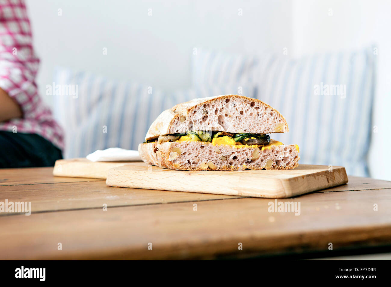Sandwich am Holztisch im café Stockfoto