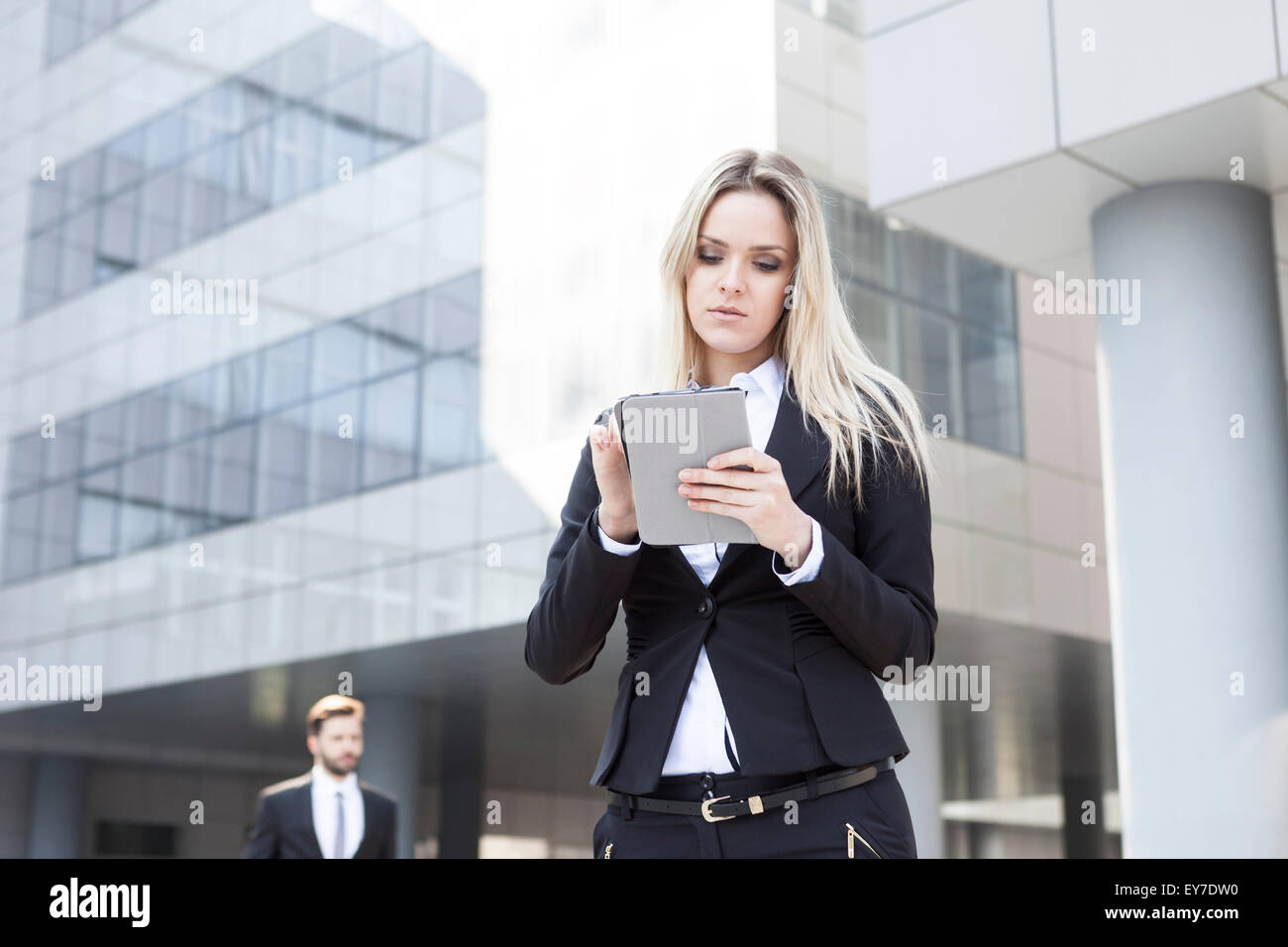 Business-Frau mit digitalen Tablet im freien Stockfoto