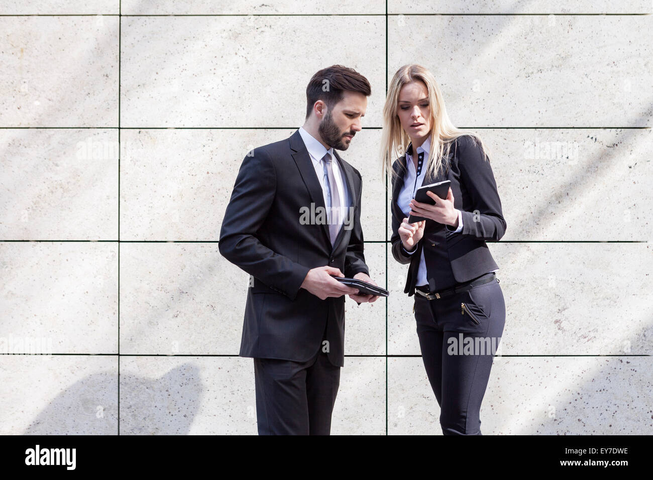 Geschäftspartnern Blick auf digital-Tablette Stockfoto