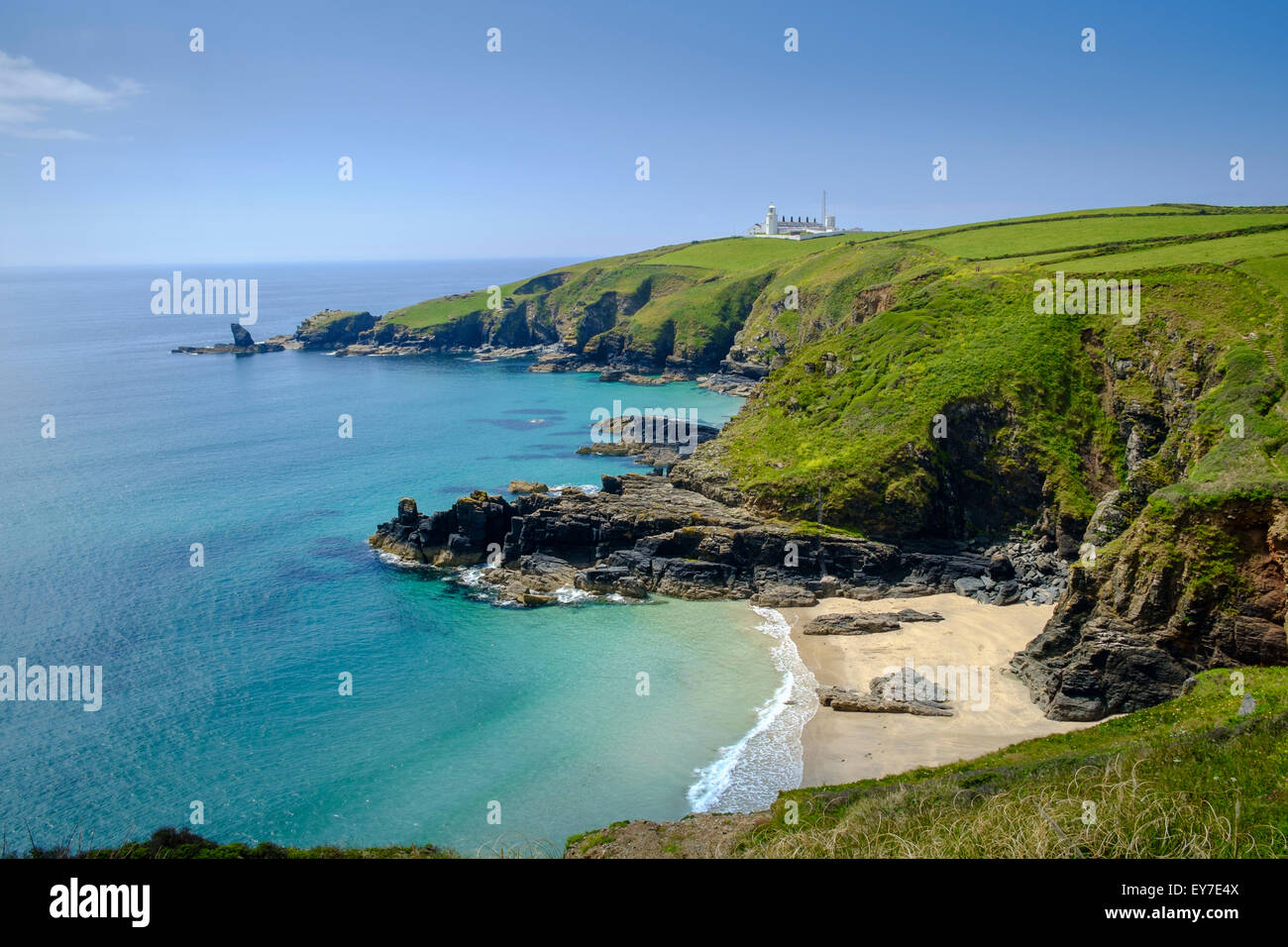 Cornwall Küste Landschaft Blick auf Lizard Point Leuchtturm, Vorgewende und Housel Bay Cove Beach, Lizard Halbinsel, Cornwall, England im Sommer Stockfoto