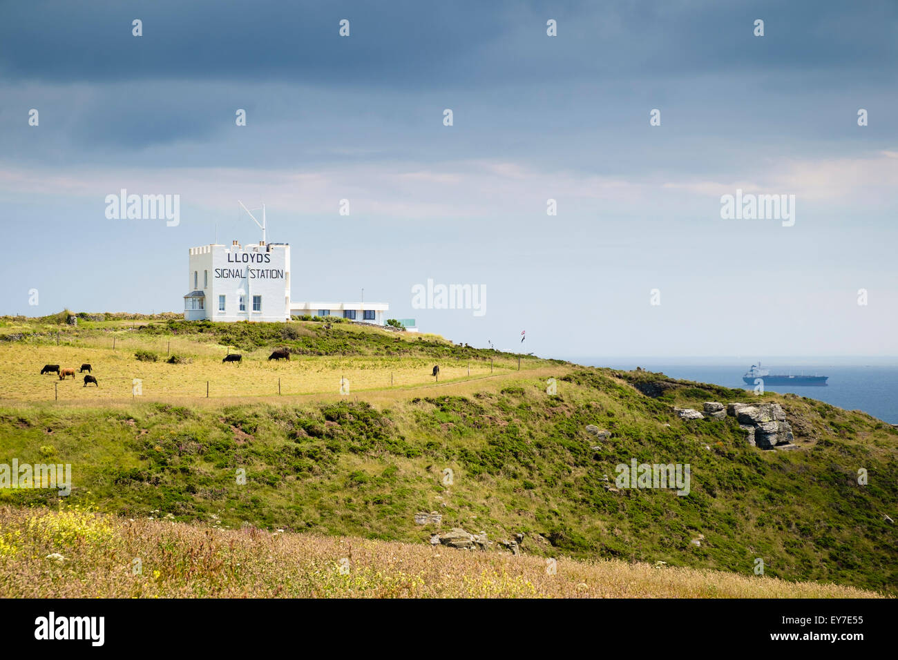 LLoyds Signal Station auf dem South West Coast Path Klippen mit Blick aufs Meer in der Nähe von Lizard Point, Cornwall, England, UK Stockfoto