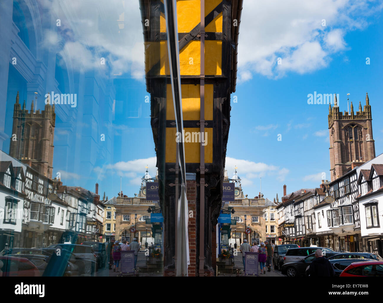 Ein Spiegelbild der Broad Street und St. Laurence Church in Ludlow, Shropshire. Stockfoto