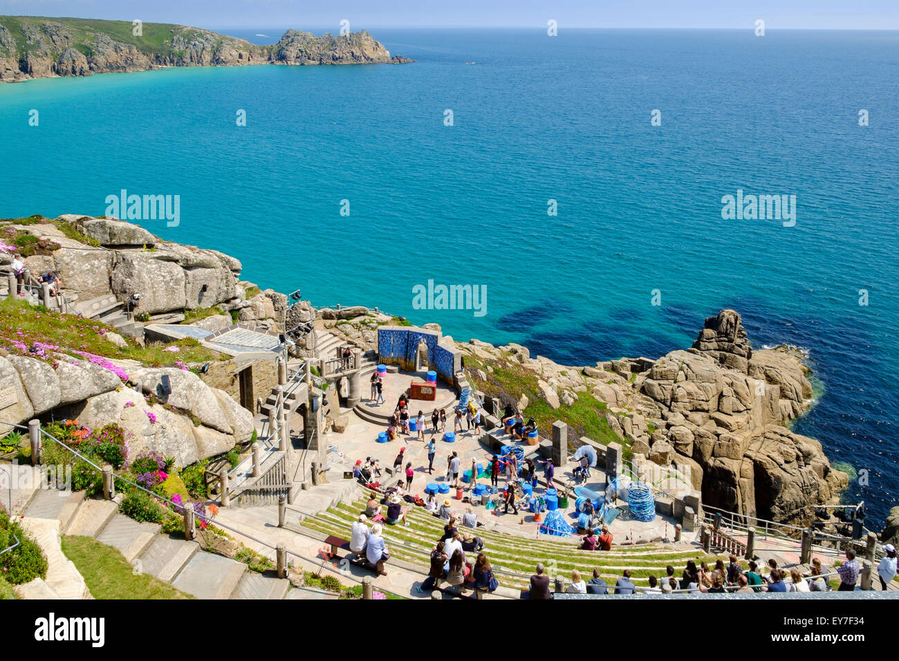 Das Minack Theatre mit Blick aufs Meer in Porthcurno in der Nähe von Penzance, Cornwall, England, UK - Leute zuschauen eine Leistung Stockfoto