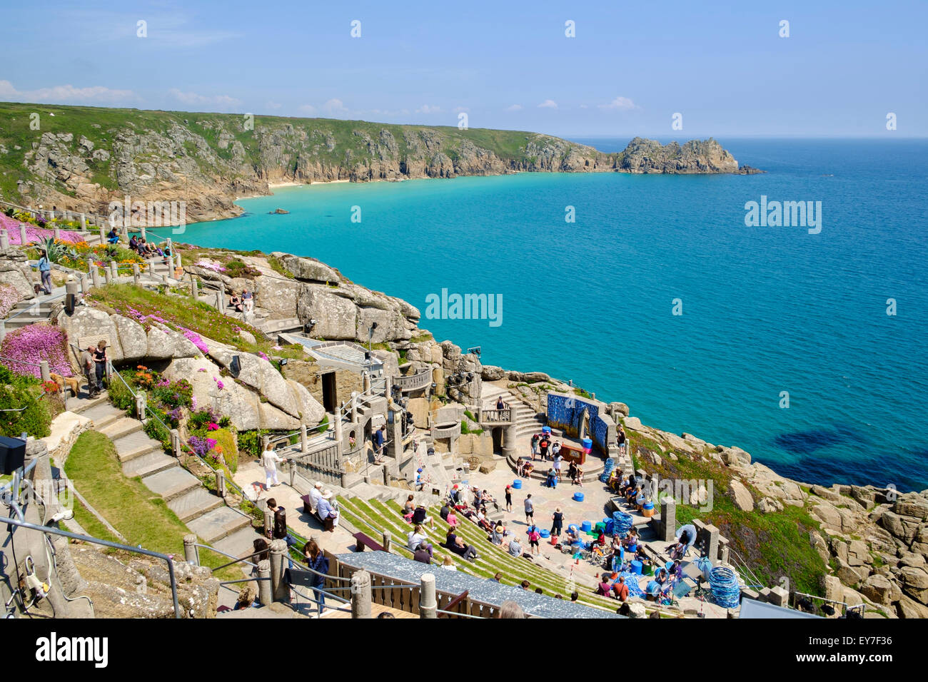 Cornwall - mit Blick auf das Minack Theatre Meer bei Porthcurno, Cornwall, UK - Leute zuschauen einer Aufführung im Sommer Stockfoto