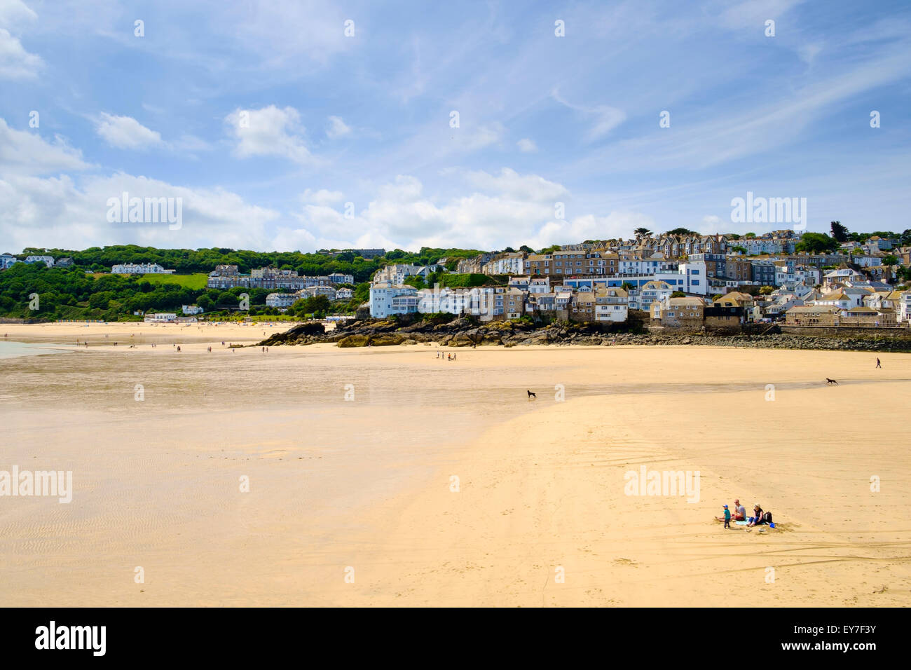 St. Ives, Cornwall, England, UK - Personen direkt am Strand im Sommer Stockfoto
