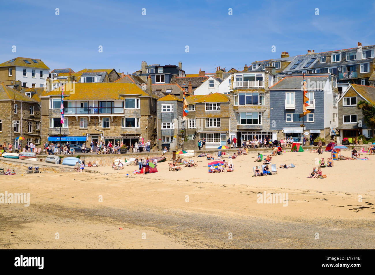 Cornwall Strand mit Menschen Sonnenbaden an St Ives, Cornwall, England, Großbritannien Stockfoto