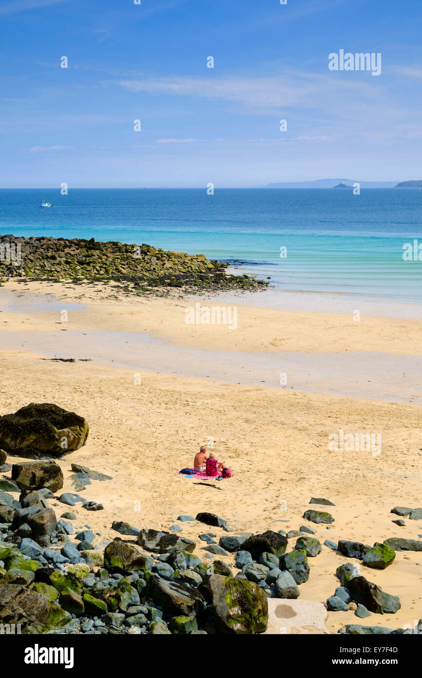 Cornwall, UK - älteres paar Sonnenbaden im Sommer am Strand von St. Ives, Cornwall, England, UK Stockfoto