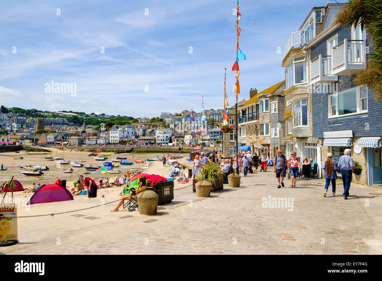 St Ives, Cornwall, Großbritannien mit Touristen zu Fuß auf der Promenade im Sommer Stockfoto