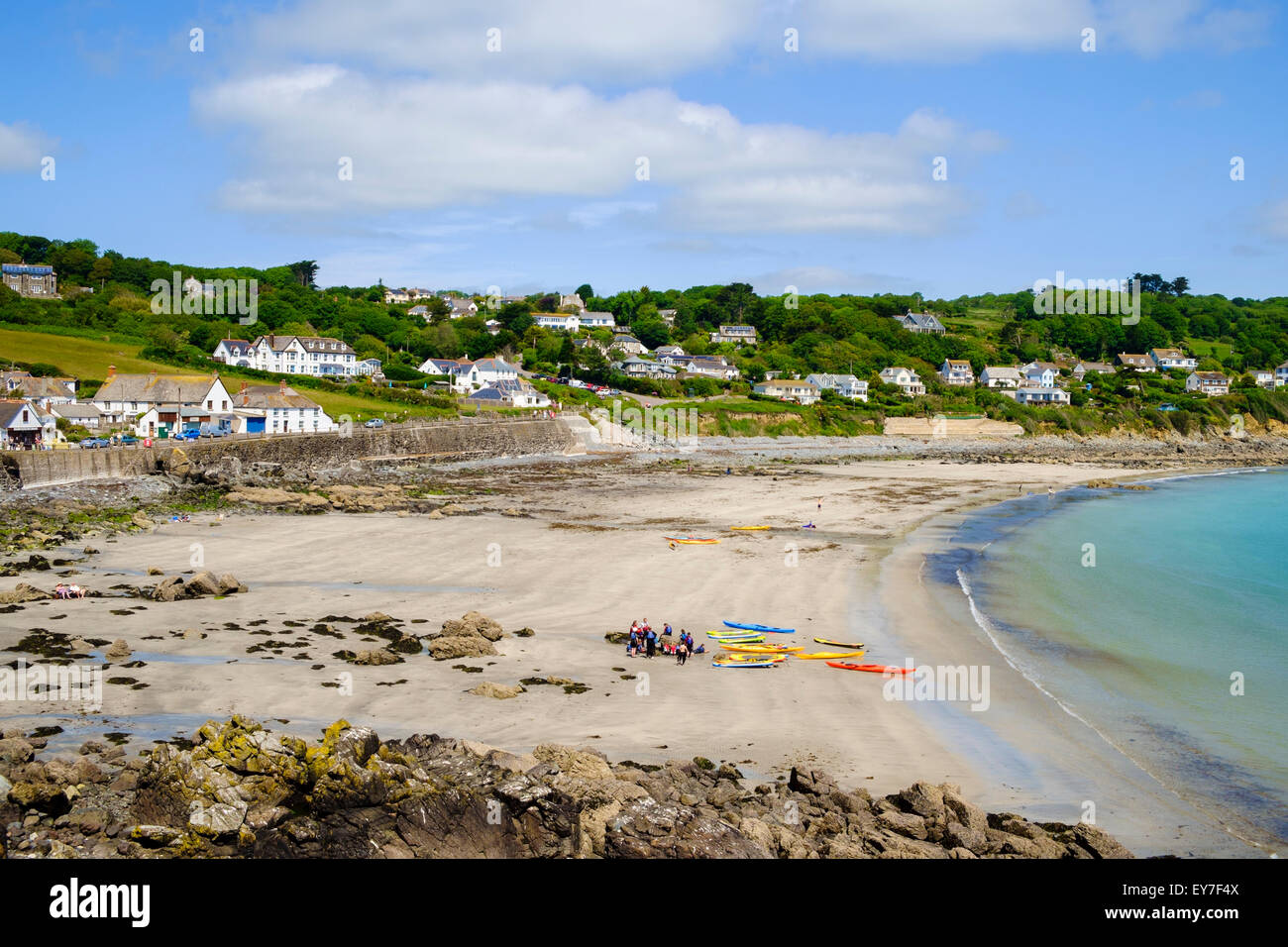 Menschen mit Kanus am Strand von Coverack, Halbinsel Lizard, Cornwall, England, UK Stockfoto