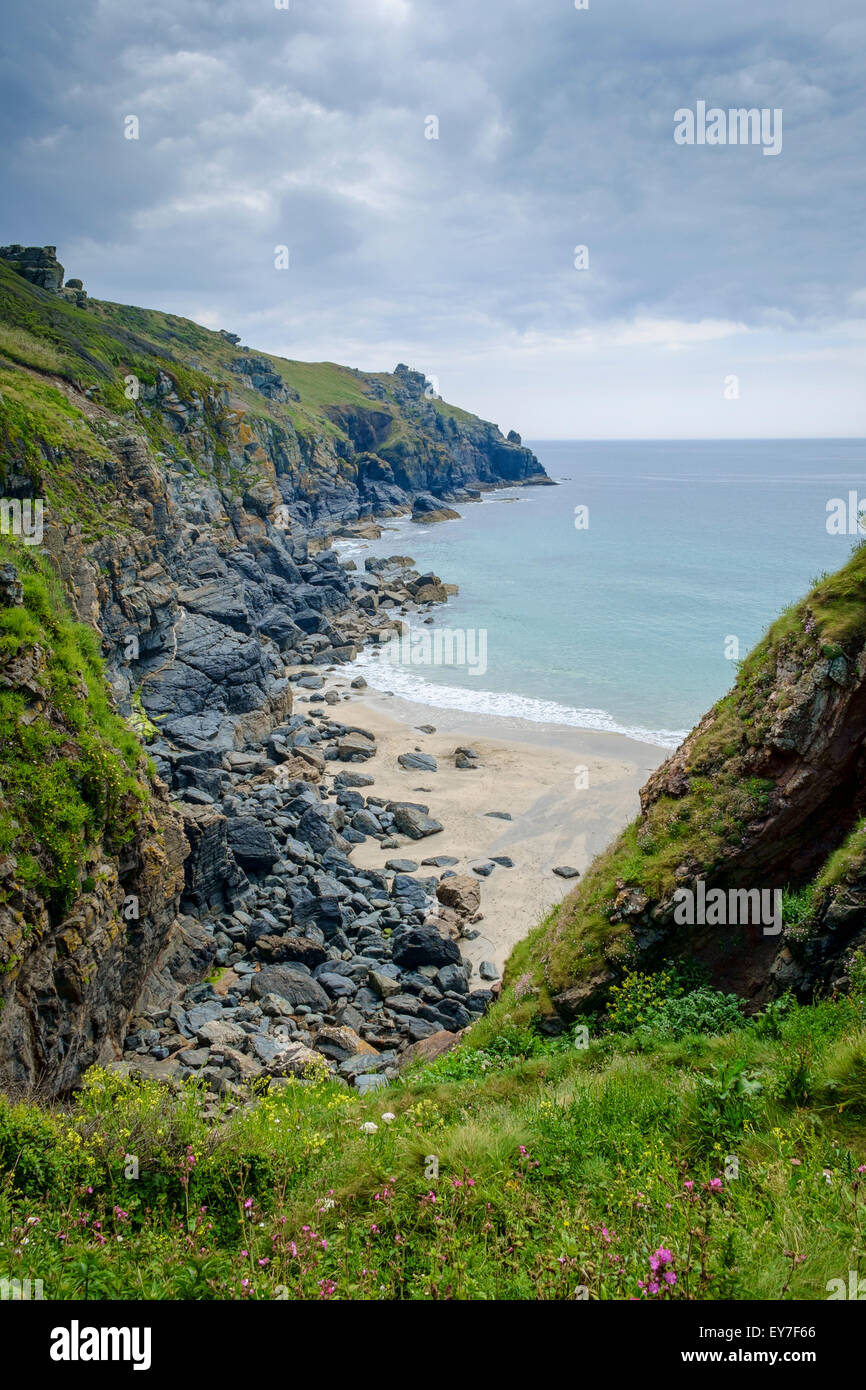 Der Strand in einer versteckten Bucht bei Housel Bay, Cornwall, Lizard Halbinsel, England, UK auf dem South West Coast Path Stockfoto