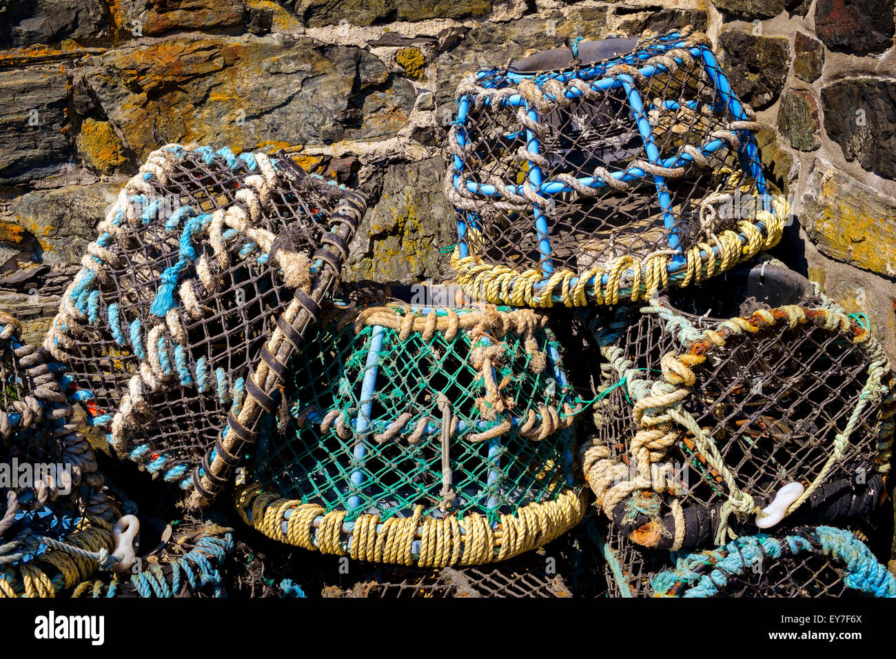 Krabben Sie-Töpfe im Fischerhafen am Mullion Cove, Cornwall, England, UK Stockfoto
