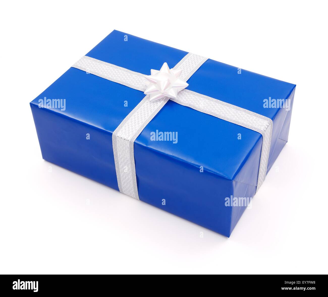 Einfaches blaues Geschenk mit gekreuzten weißen Band Stockfoto