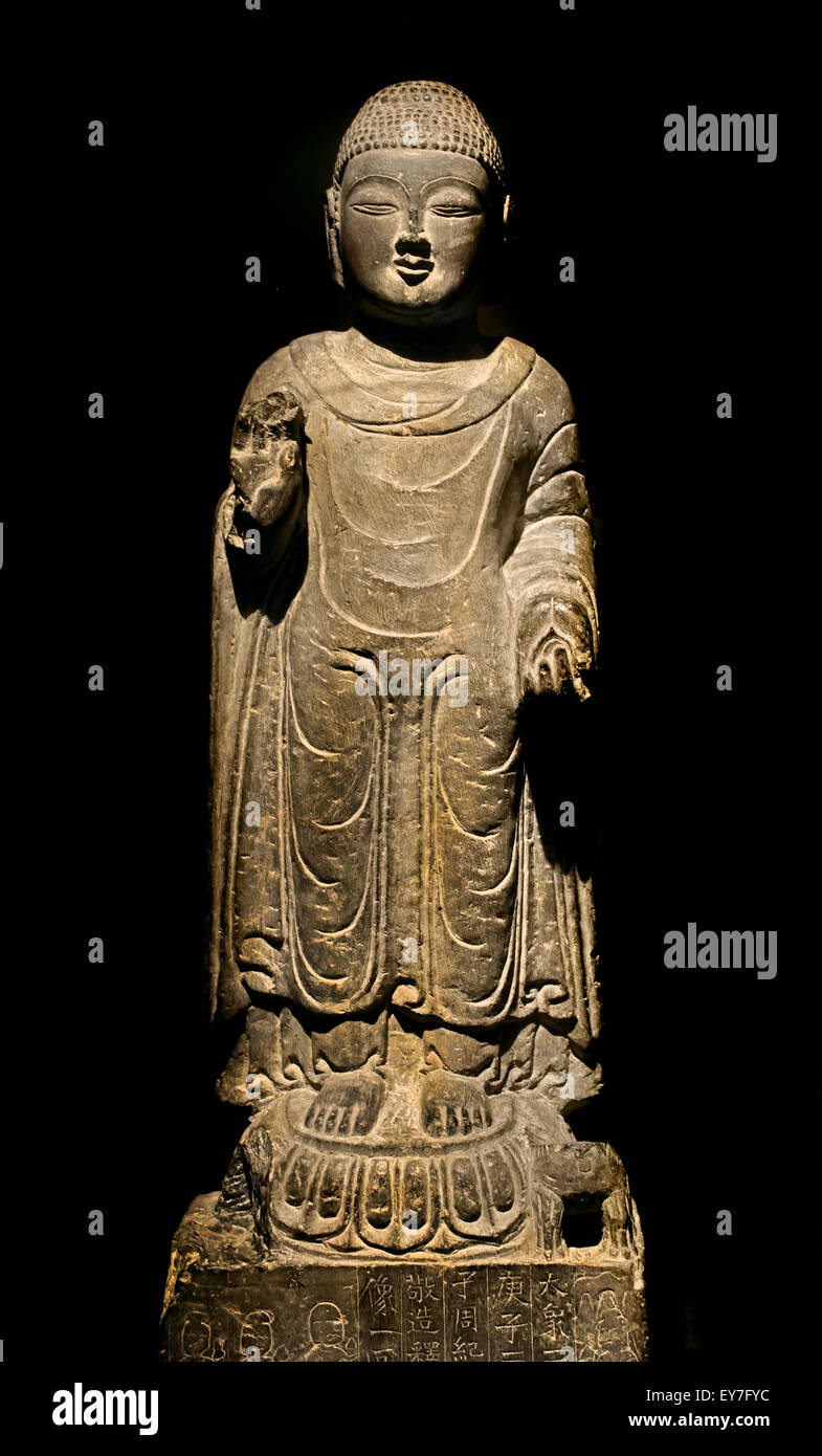 Shakyamuni Buddha errichtet von Zhou Ji Ren - Nördliche Zhou 580 Shanghai Museum alter chinesischer Kunst China (die Nördliche Zhou folgte der westlichen Wei und Nordchina von 557 bis 581 ausgeschlossen.) Shakyamuni (Siddartha Gautama), der im heutigen Nepal vor rund 2.500 Jahren geboren wurde. Stockfoto