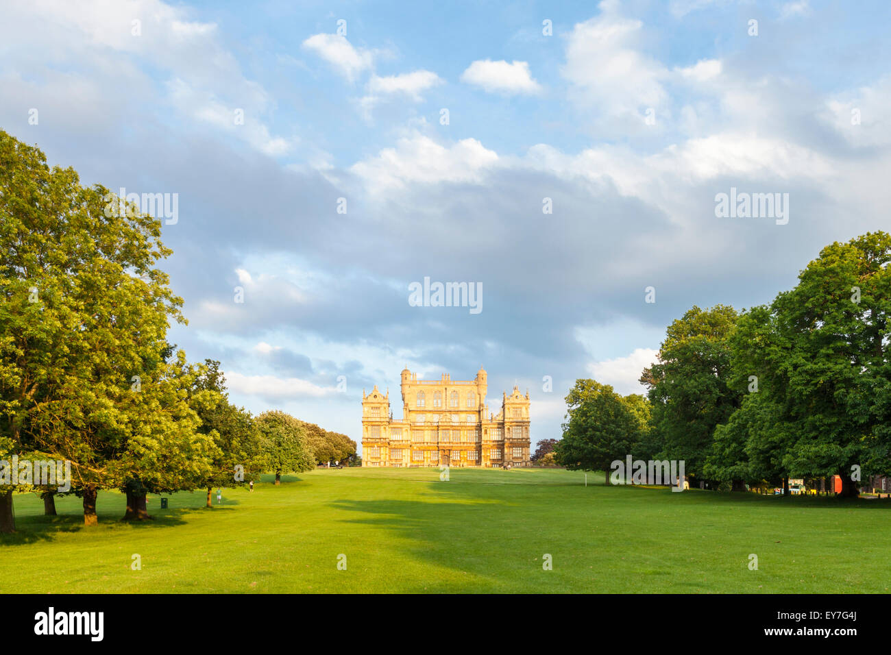 Wollaton Park mit wollaton Hall, auf einem Hügel in der Ferne. Wollaton Park, Nottingham, England, Großbritannien Stockfoto