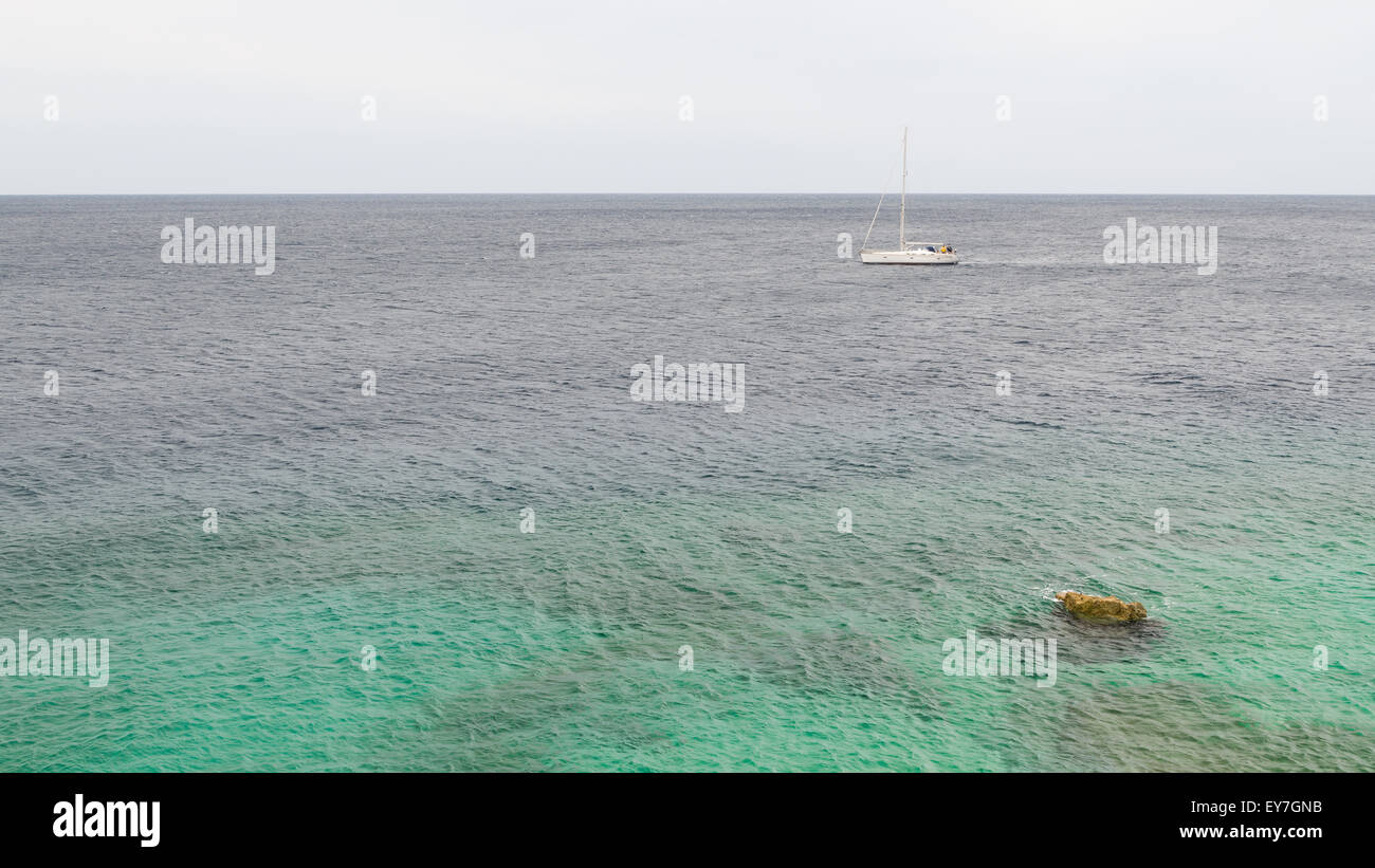 Segelboot auf hoher See mit kleinen Riff Stockfoto