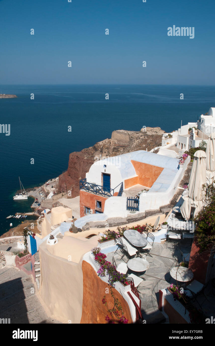 Insel Santorin in der Ägäis ist ein Teil einer Caldera, gekrönt von weißen Dörfer auf den steilen Klippen. Stockfoto