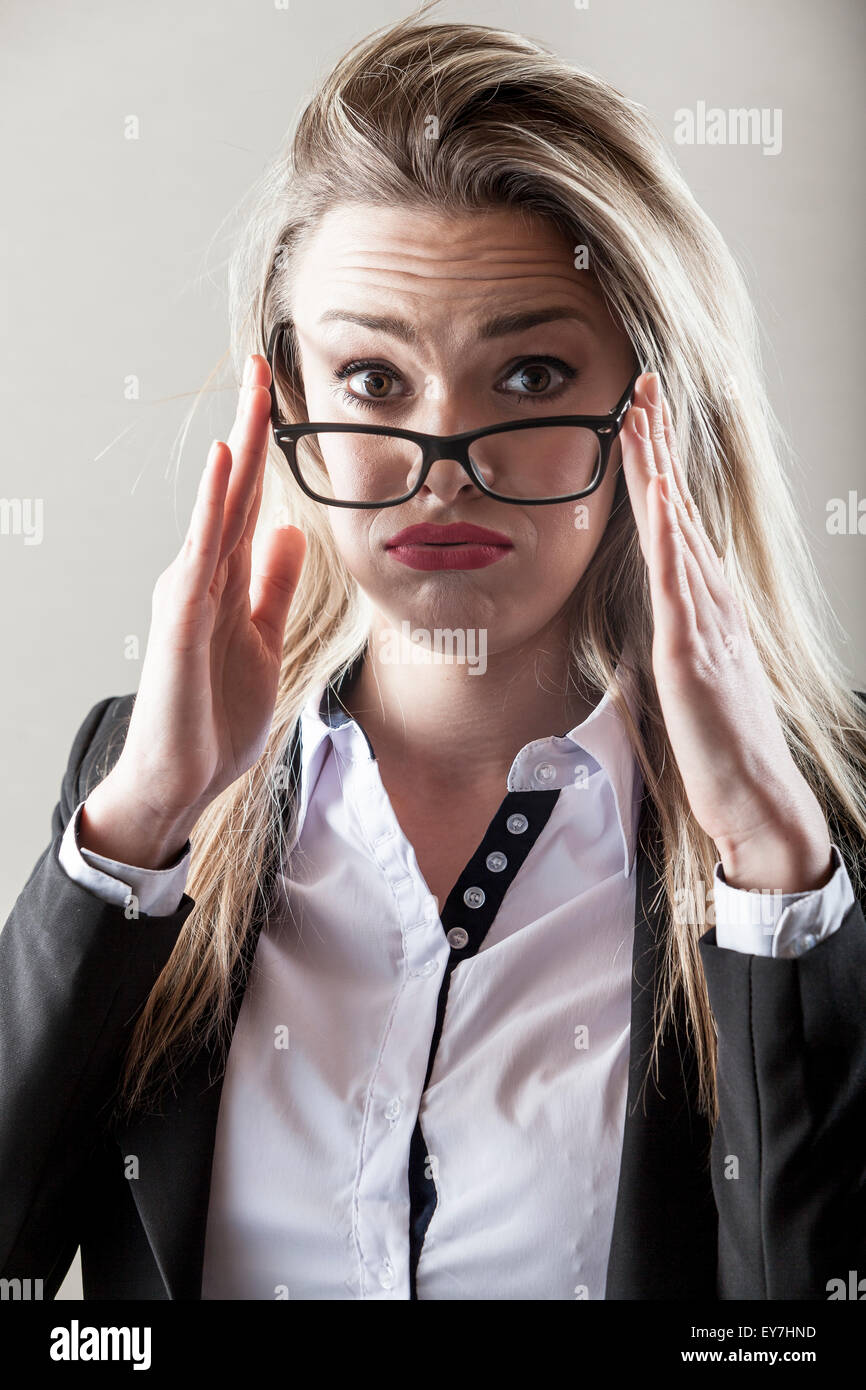 Geschäftsfrau mit Brille Stirnrunzeln Stockfoto