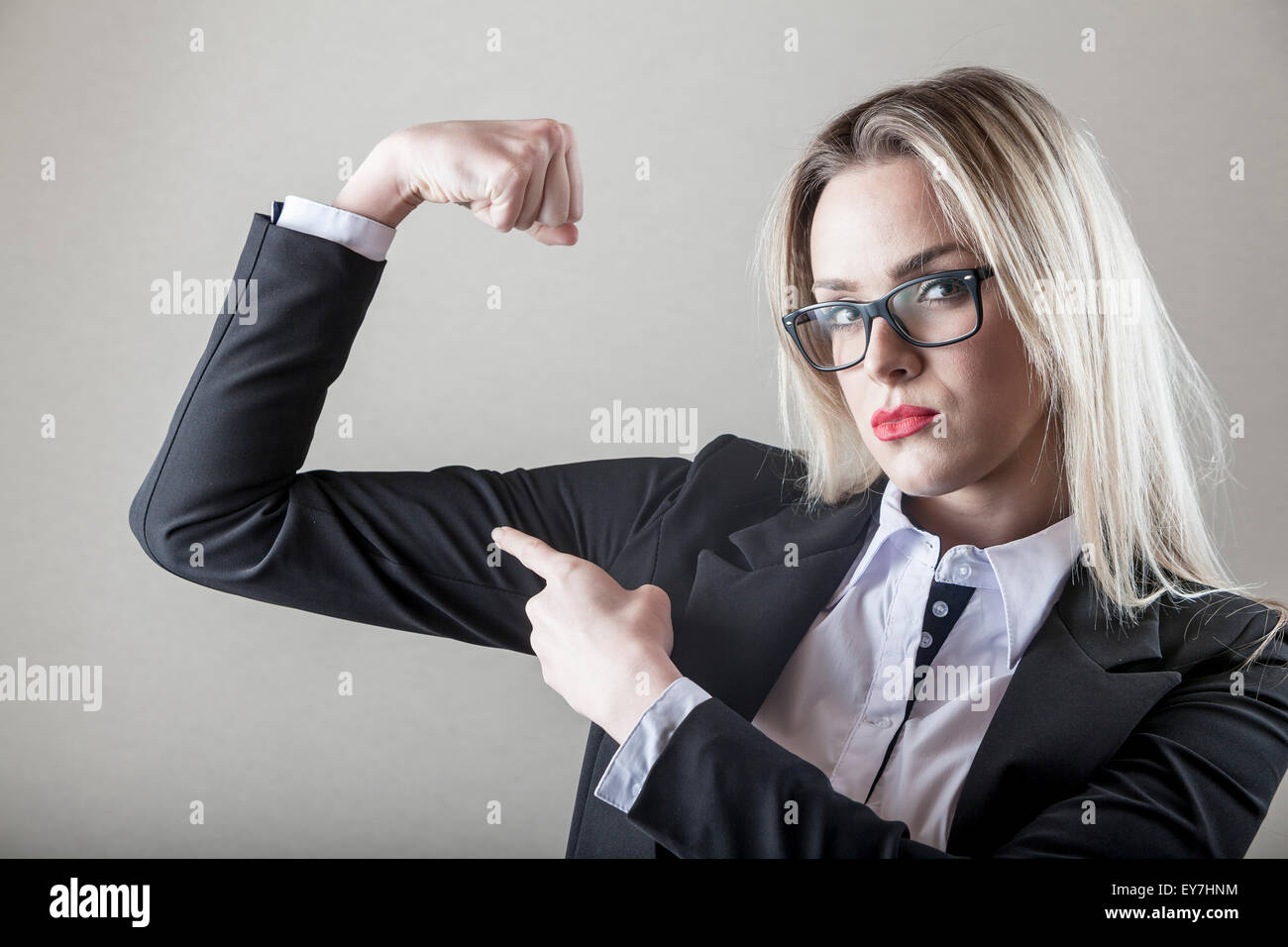 Geschäftsfrau mit Brille biegen Bizeps Stockfoto