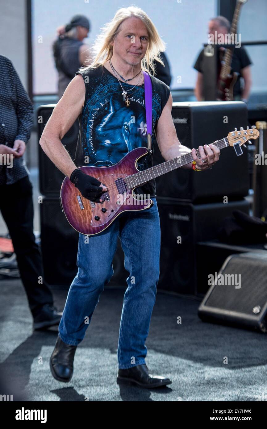 New York, NY, USA. 23. Juli 2015. Steve Morse für NBC heute zeigen Konzert mit Deep Purple, Rockefeller Plaza, New York, NY 23. Juli 2015 auf der Bühne. Bildnachweis: Steven Ferdman/Everett Collection/Alamy Live-Nachrichten Stockfoto