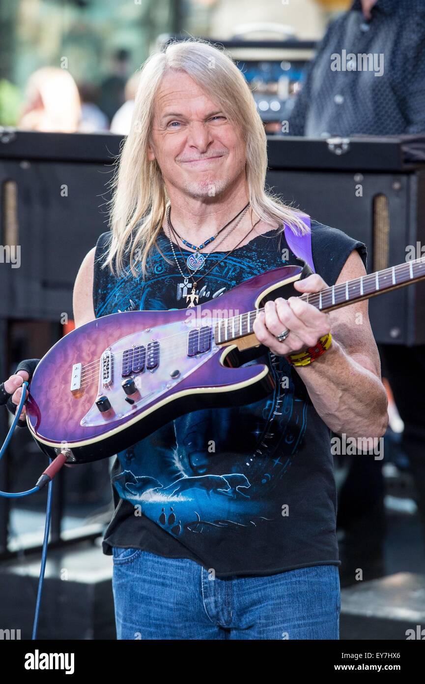 New York, NY, USA. 23. Juli 2015. Steve Morse für NBC heute zeigen Konzert mit Deep Purple, Rockefeller Plaza, New York, NY 23. Juli 2015 auf der Bühne. Bildnachweis: Steven Ferdman/Everett Collection/Alamy Live-Nachrichten Stockfoto