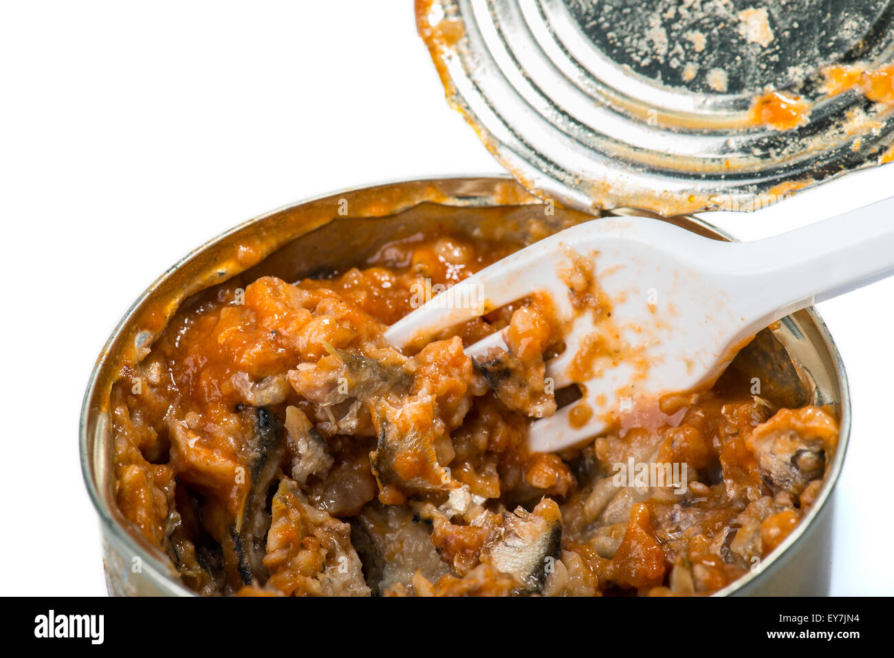 Fischkonserven in Tomatensauce auf weißem Hintergrund Stockfoto